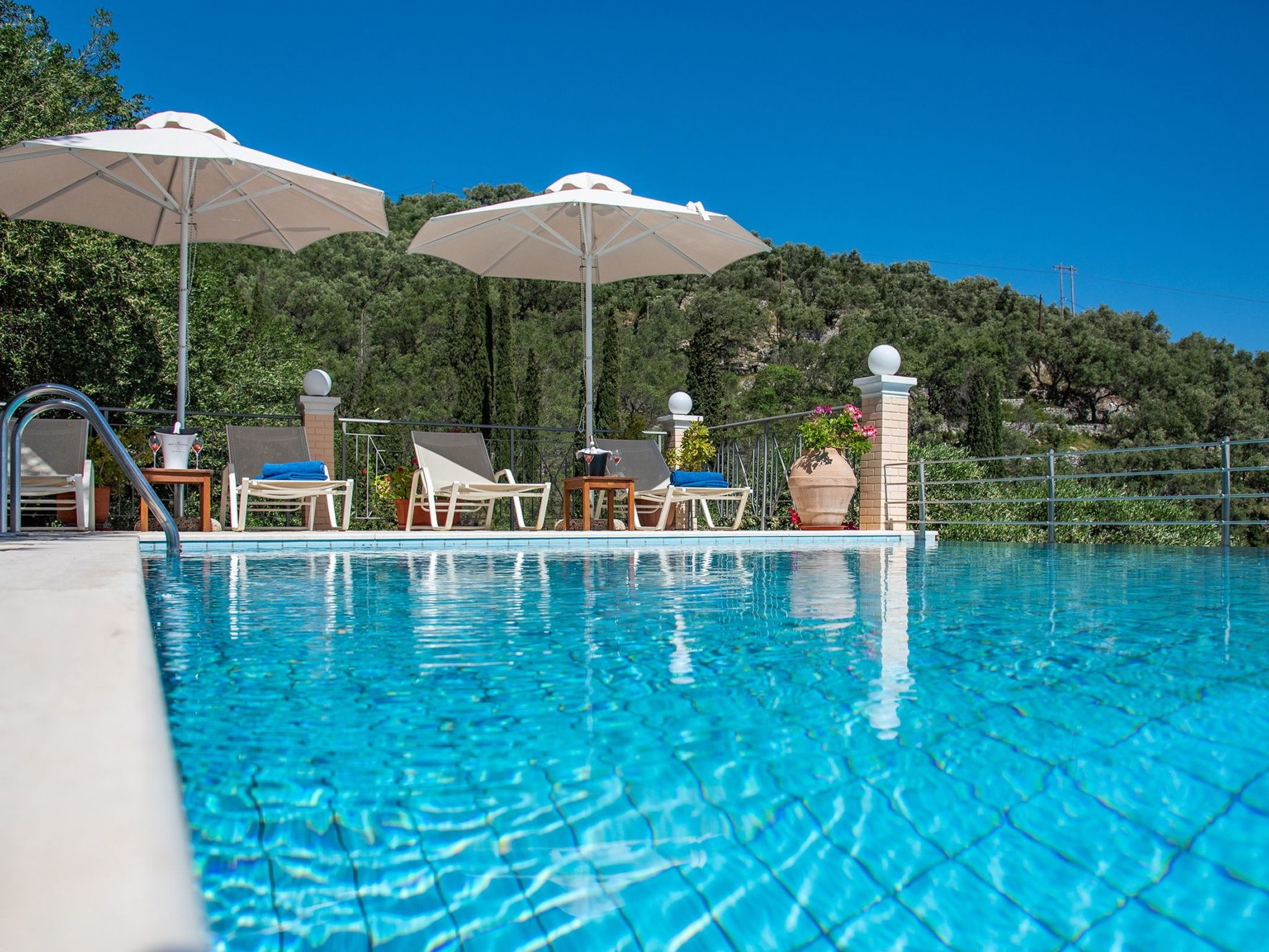 Villa Anthula mit Pool und herrlichem Meerblick-Binnen