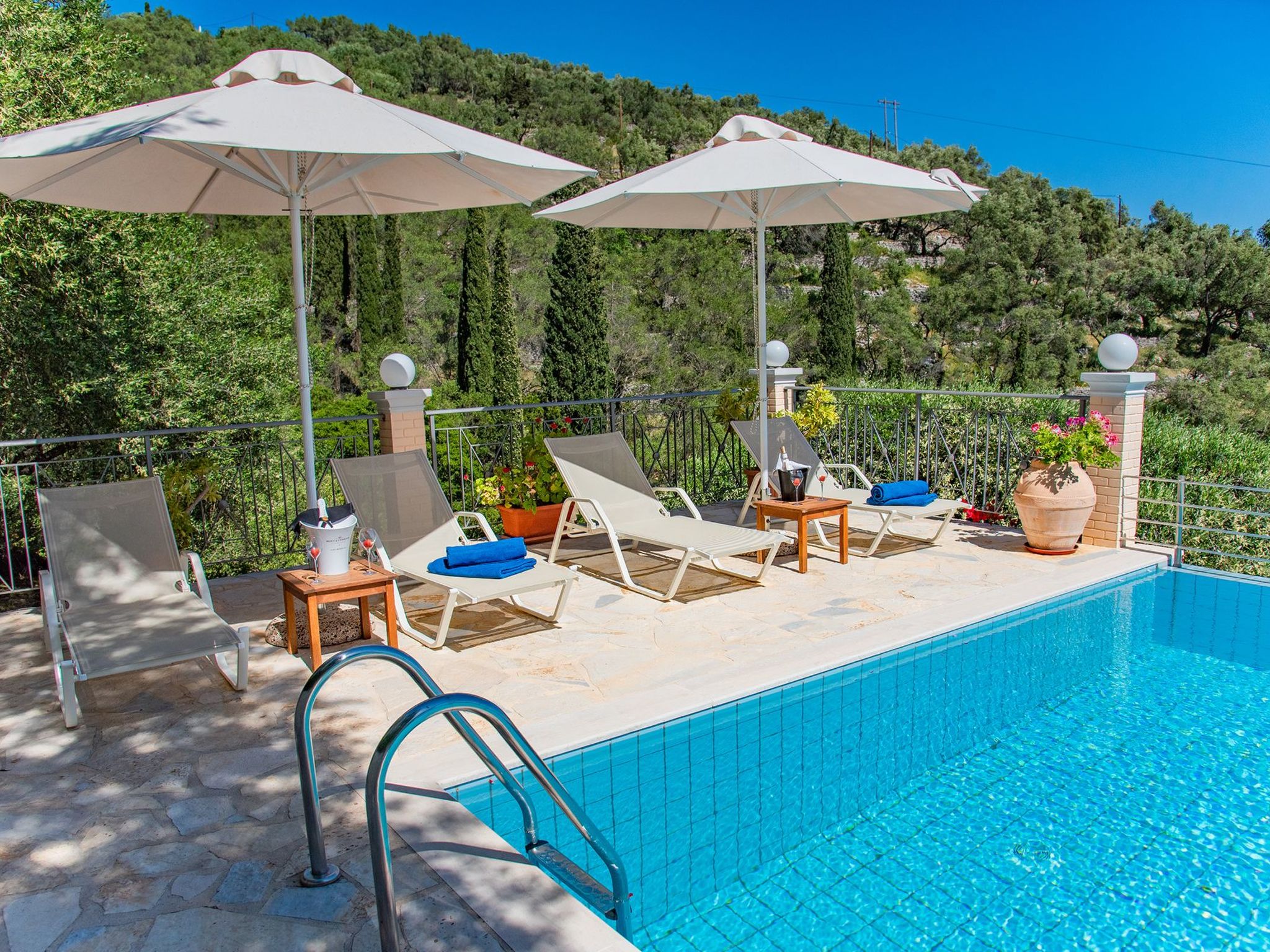 Villa Anthula mit Pool und herrlichem Meerblick-Binnen