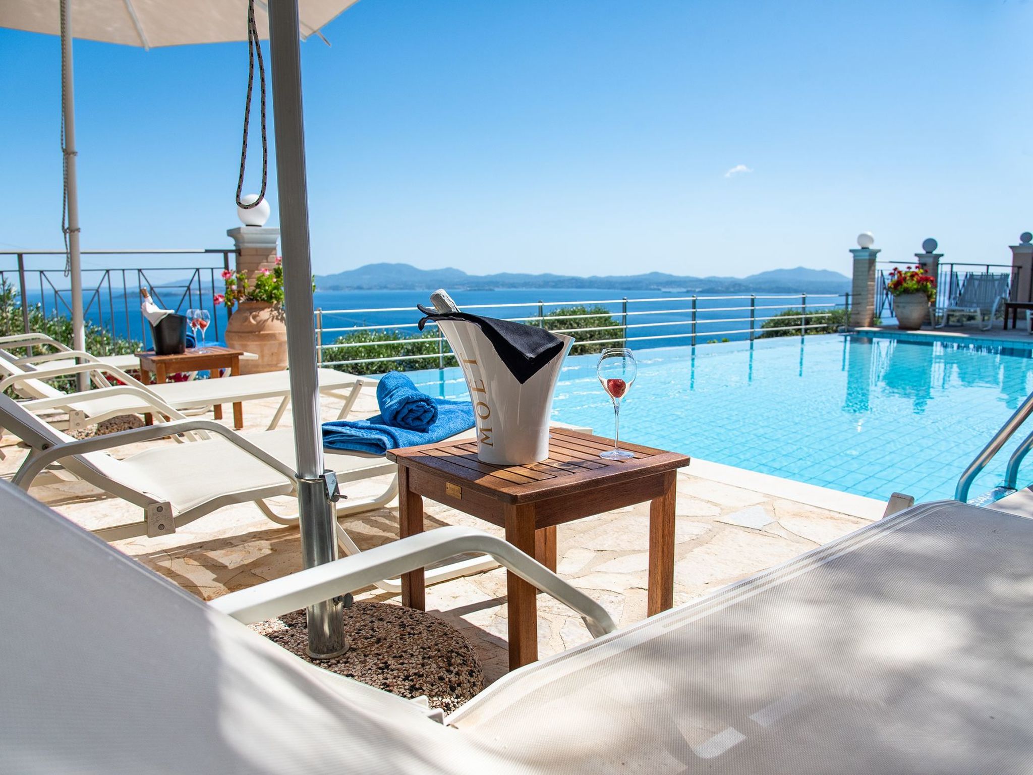 Villa Anthula mit Pool und herrlichem Meerblick-Binnen