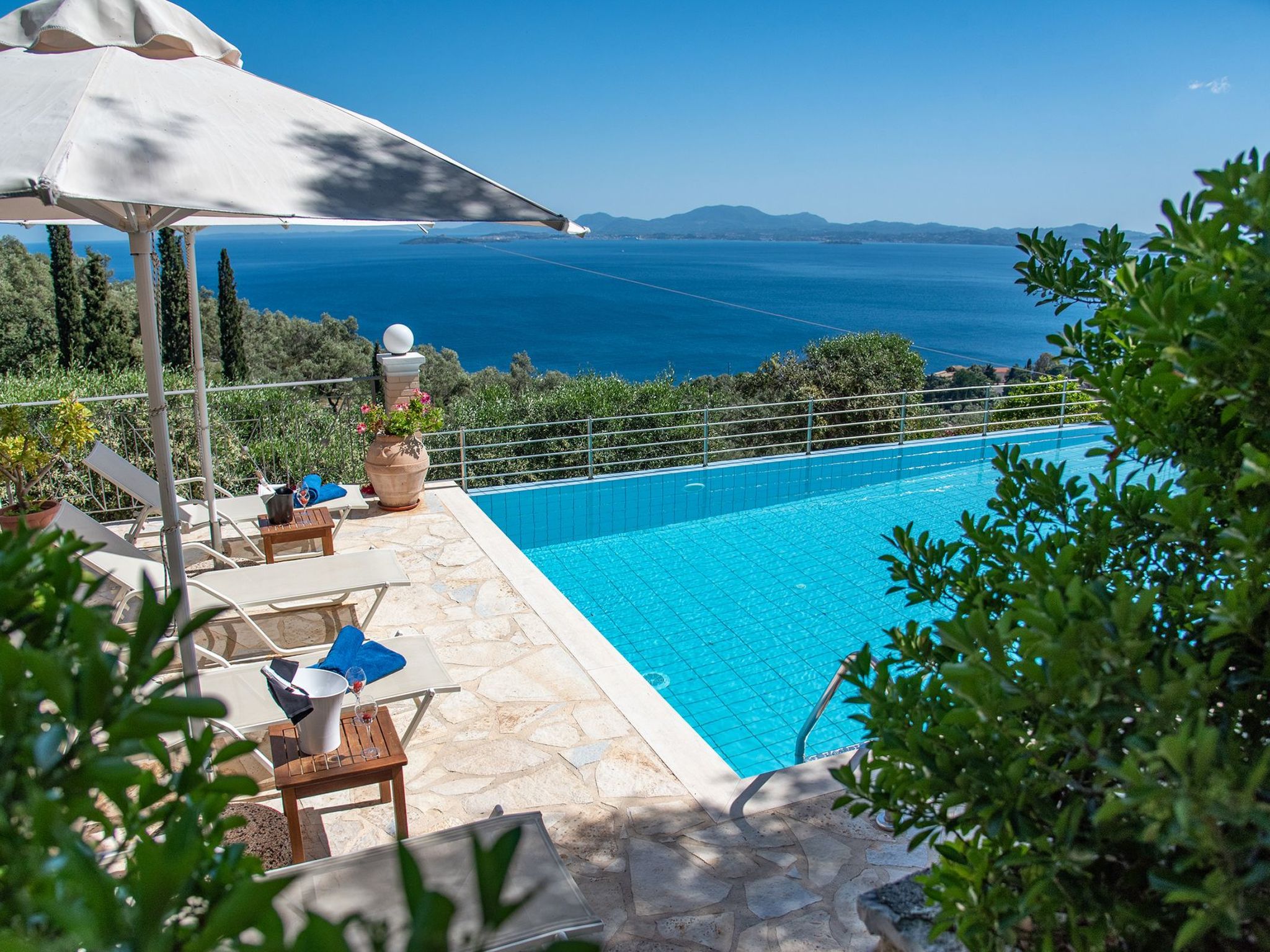 Villa Anthula mit Pool und herrlichem Meerblick-Binnen