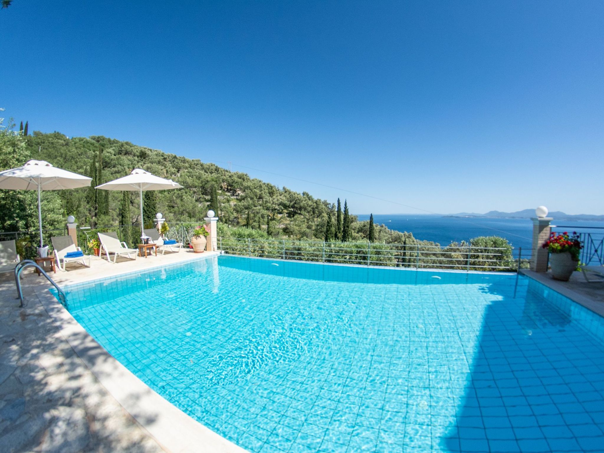 Villa Anthula mit Pool und herrlichem Meerblick-Binnen