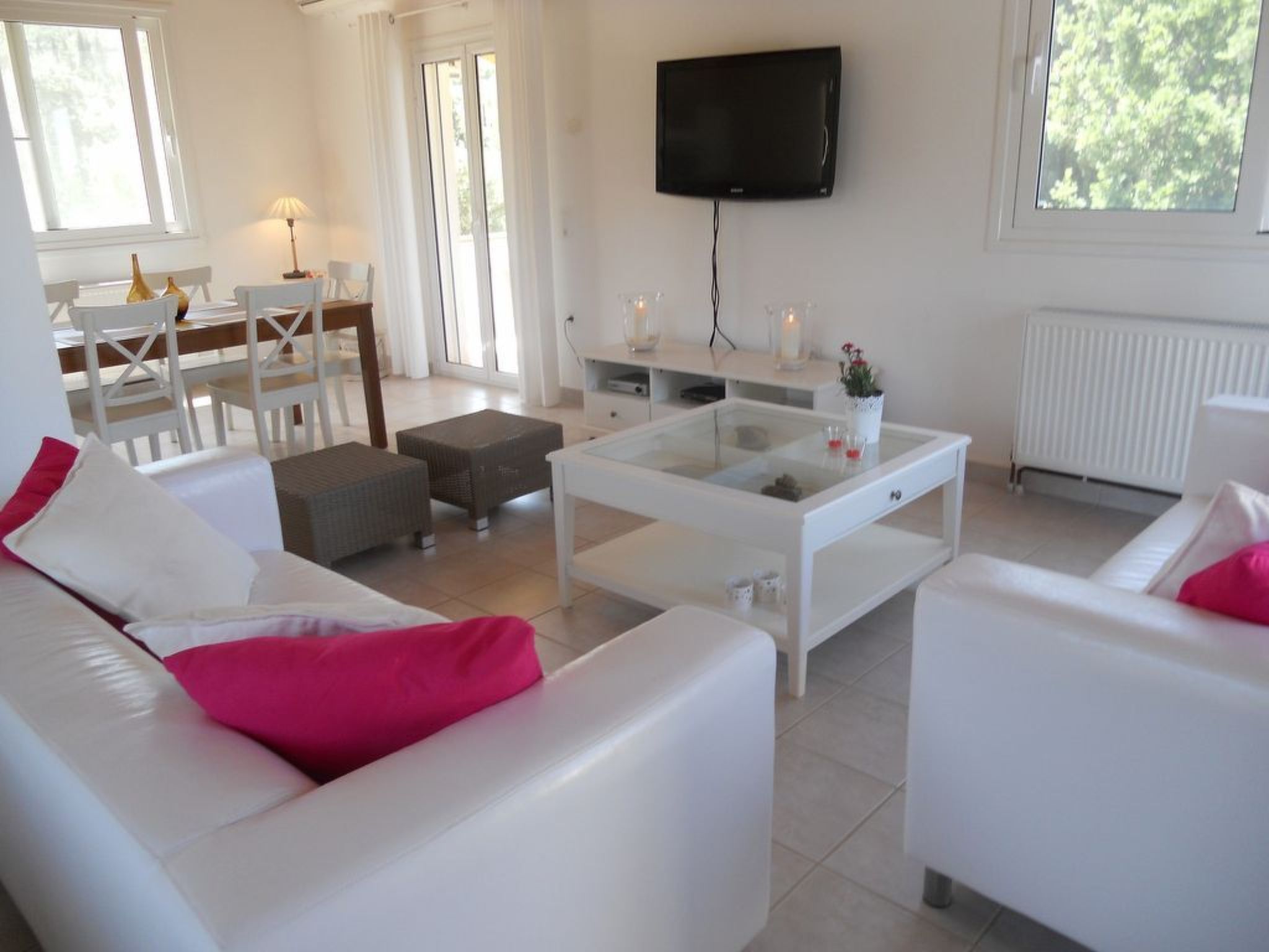 Ferienvilla mit Garten, Grill und Terrasse-Drinnen