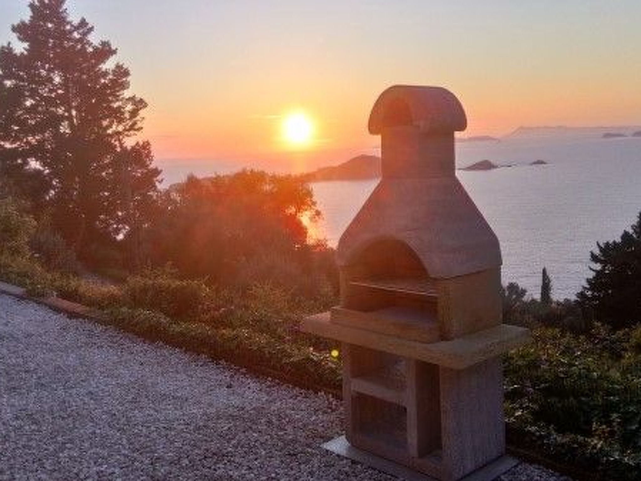 Ferienvilla mit Blick auf das Wasser-Draußen