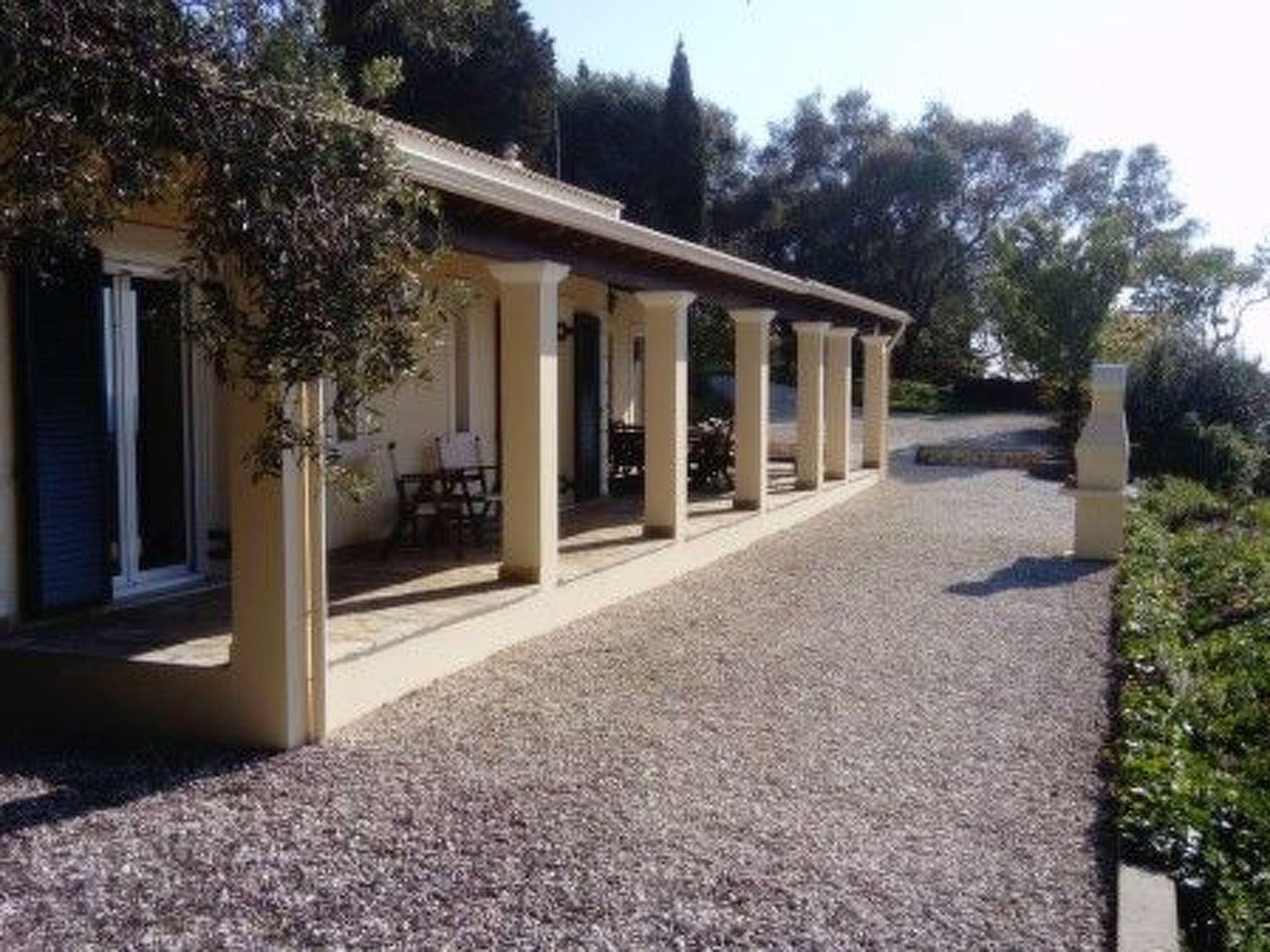 Ferienvilla mit Blick auf das Wasser-Draußen