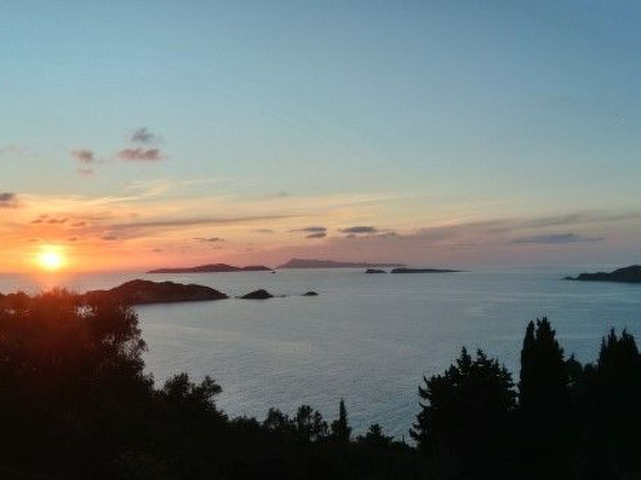 Ferienvilla mit Blick auf das Wasser-Draußen