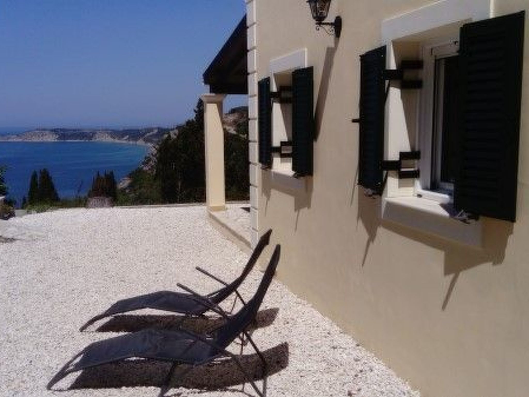 Ferienvilla mit Blick auf das Wasser-Draußen