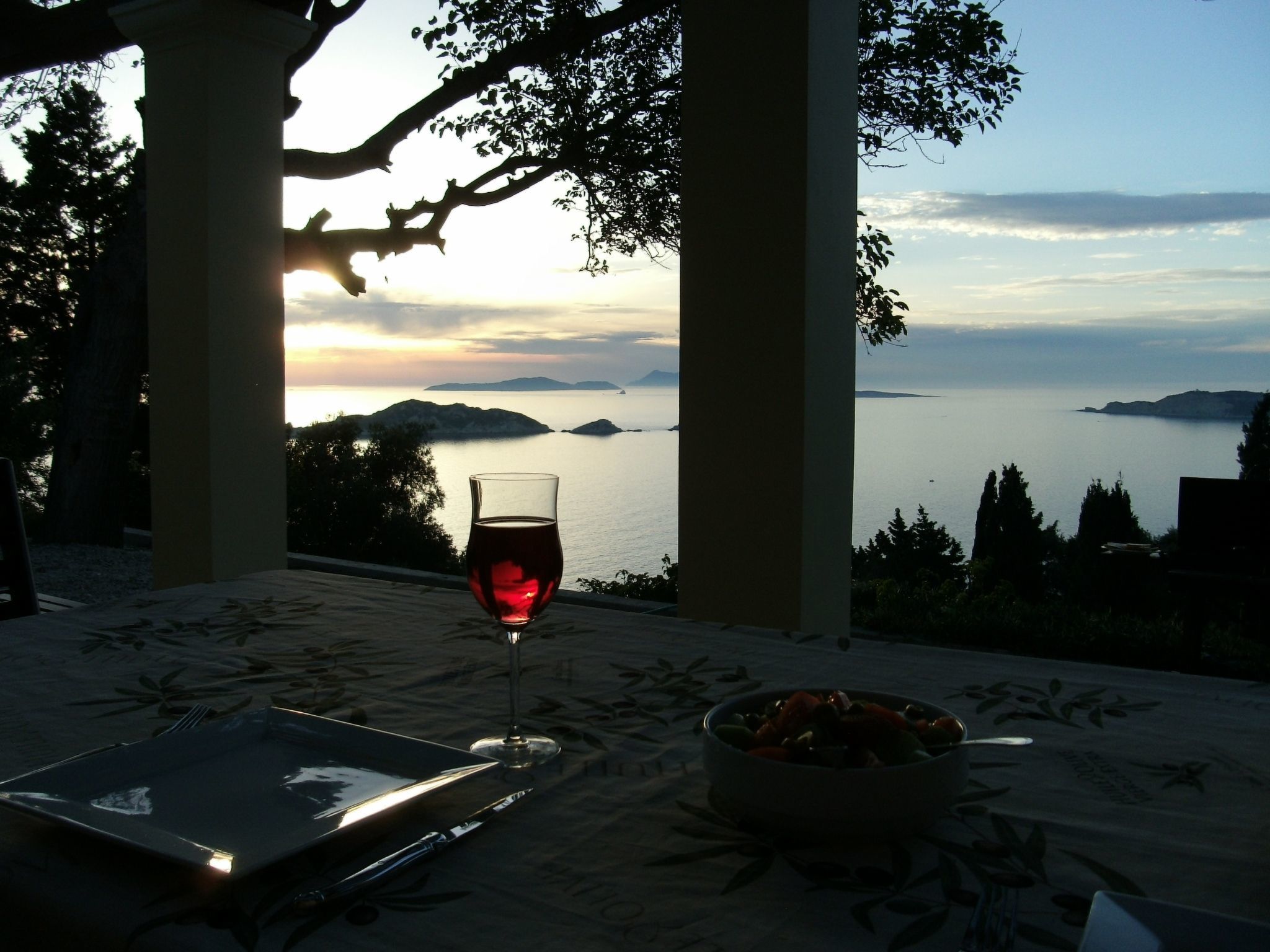 Ferienvilla mit Blick auf das Wasser-Draußen