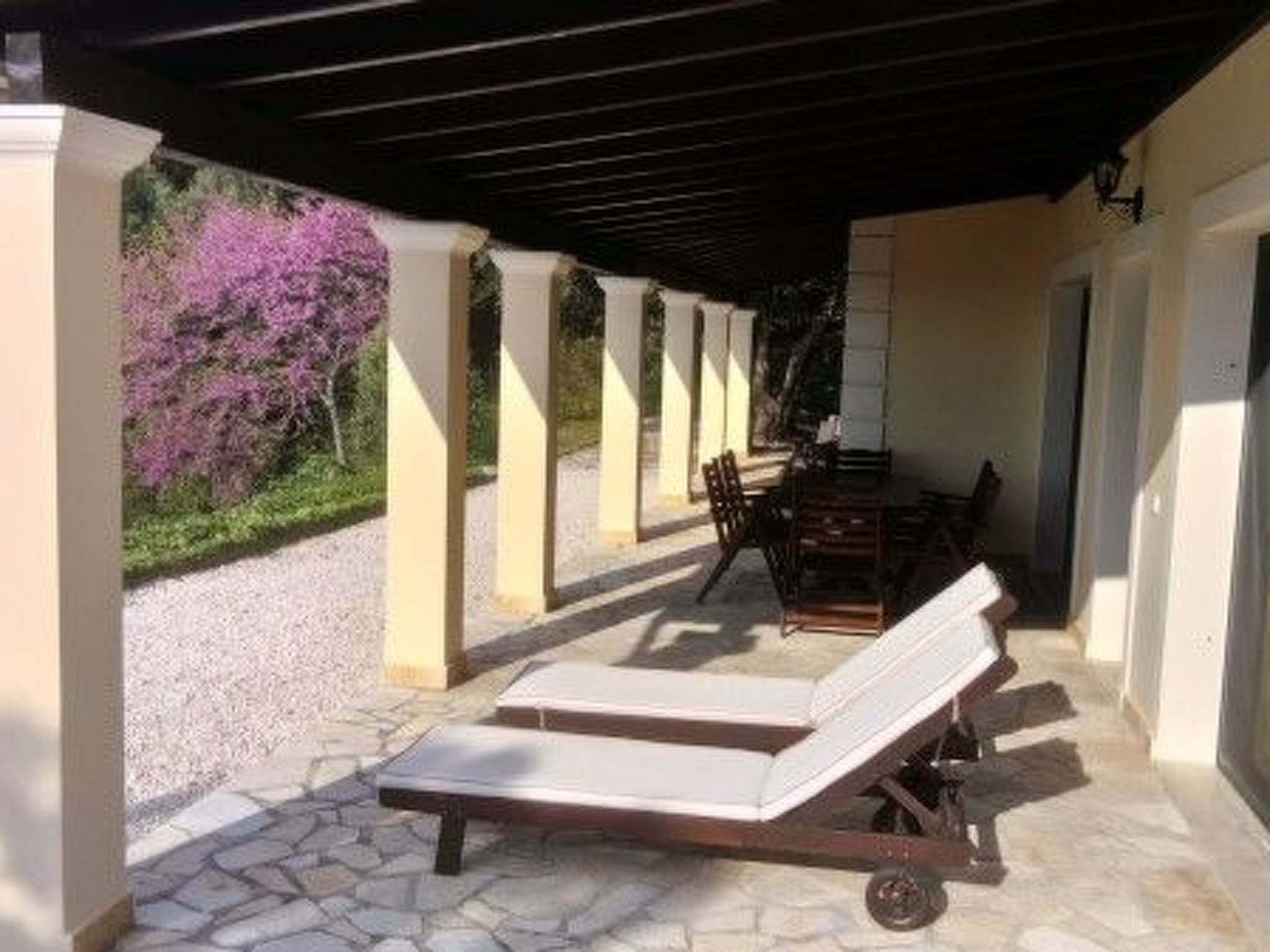 Ferienvilla mit Blick auf das Wasser-Image-tags.info