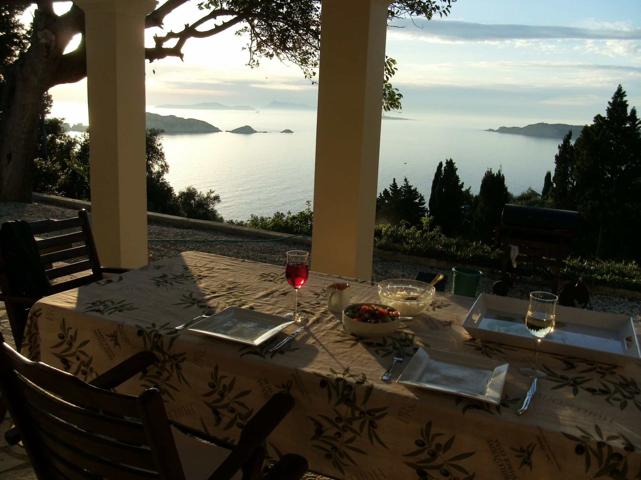 Ferienvilla mit Blick auf das Wasser-Draußen