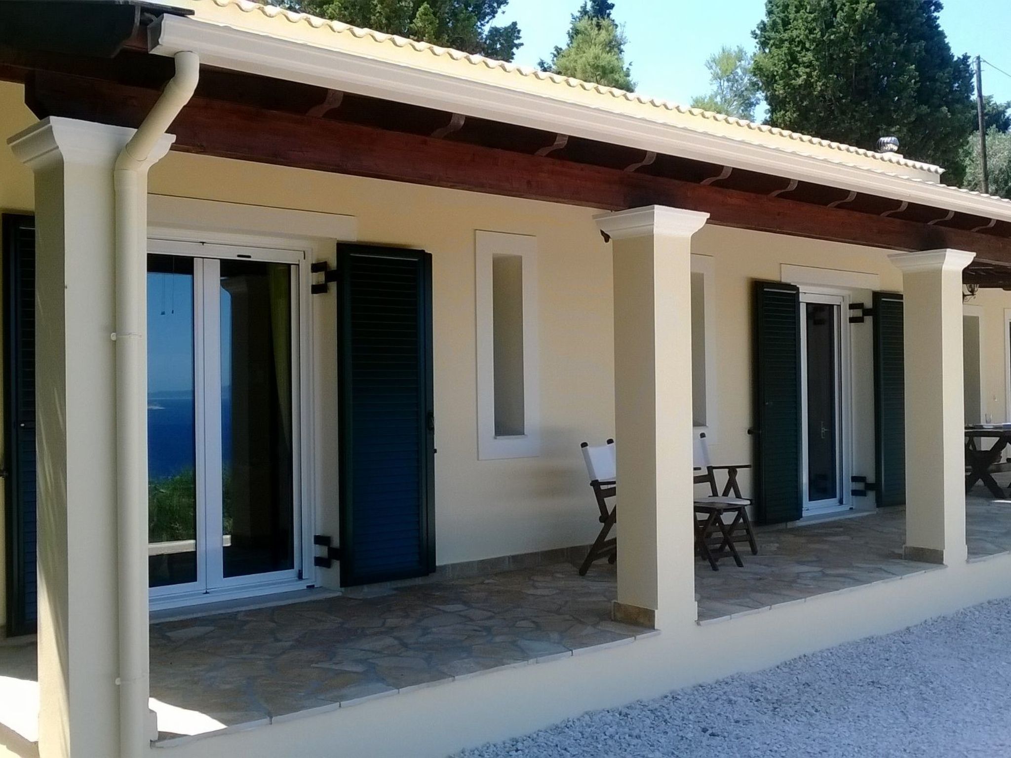 Ferienvilla mit Blick auf das Wasser-Draußen