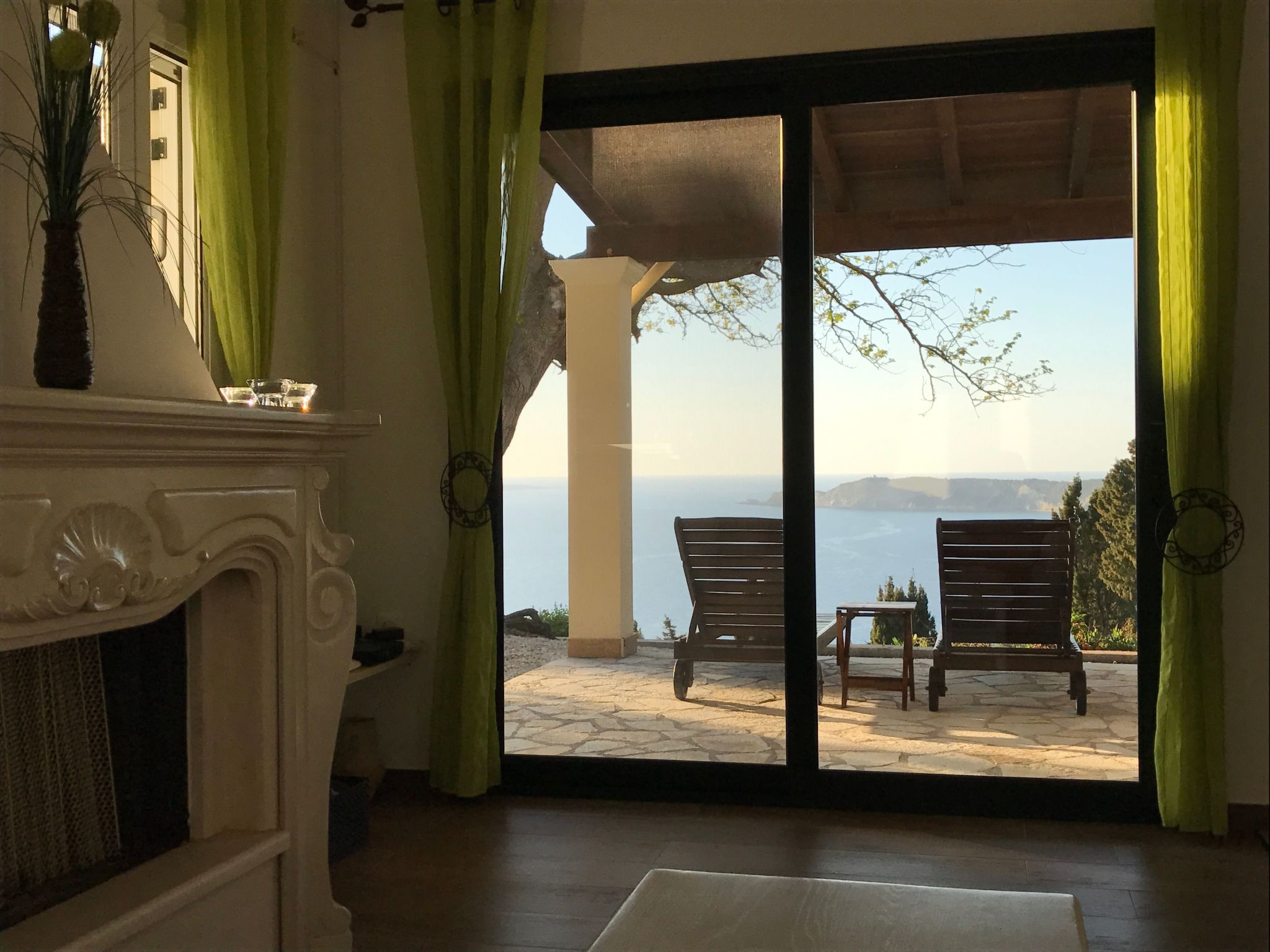 Ferienvilla mit Blick auf das Wasser-Draußen