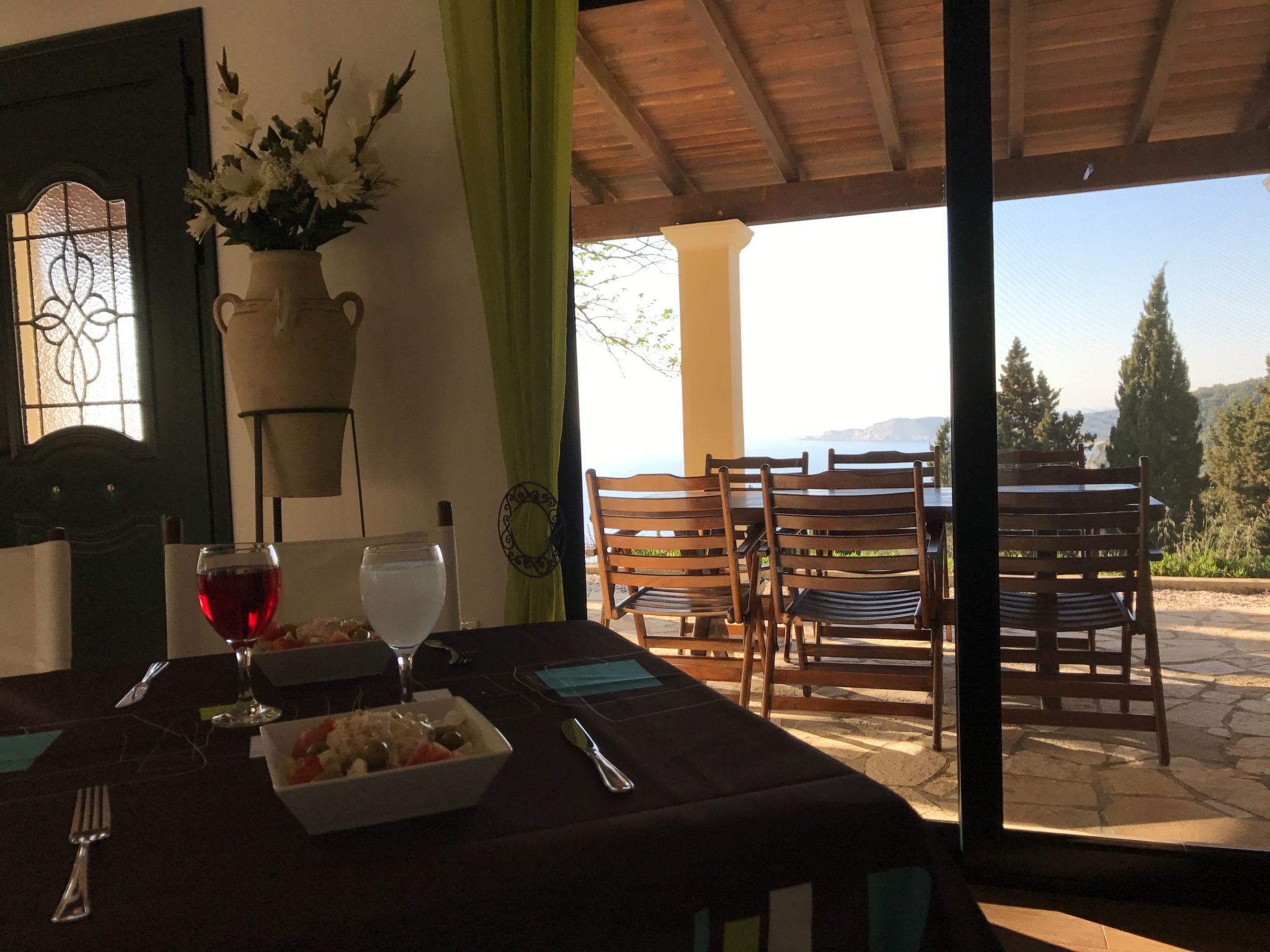 Ferienvilla mit Blick auf das Wasser-Draußen