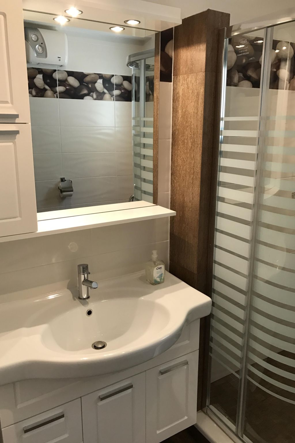 Ferienvilla mit Blick auf das Wasser-Drinnen