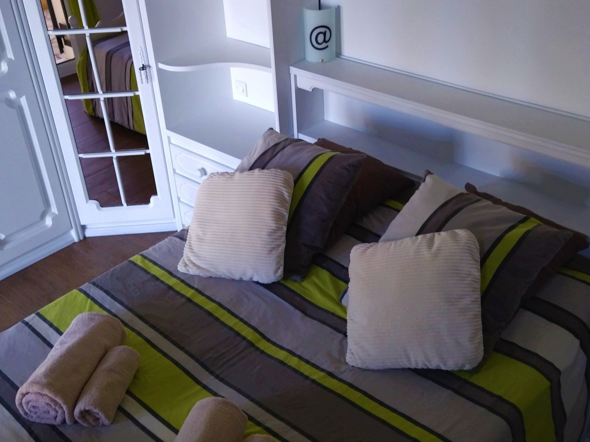 Ferienvilla mit Blick auf das Wasser-Drinnen