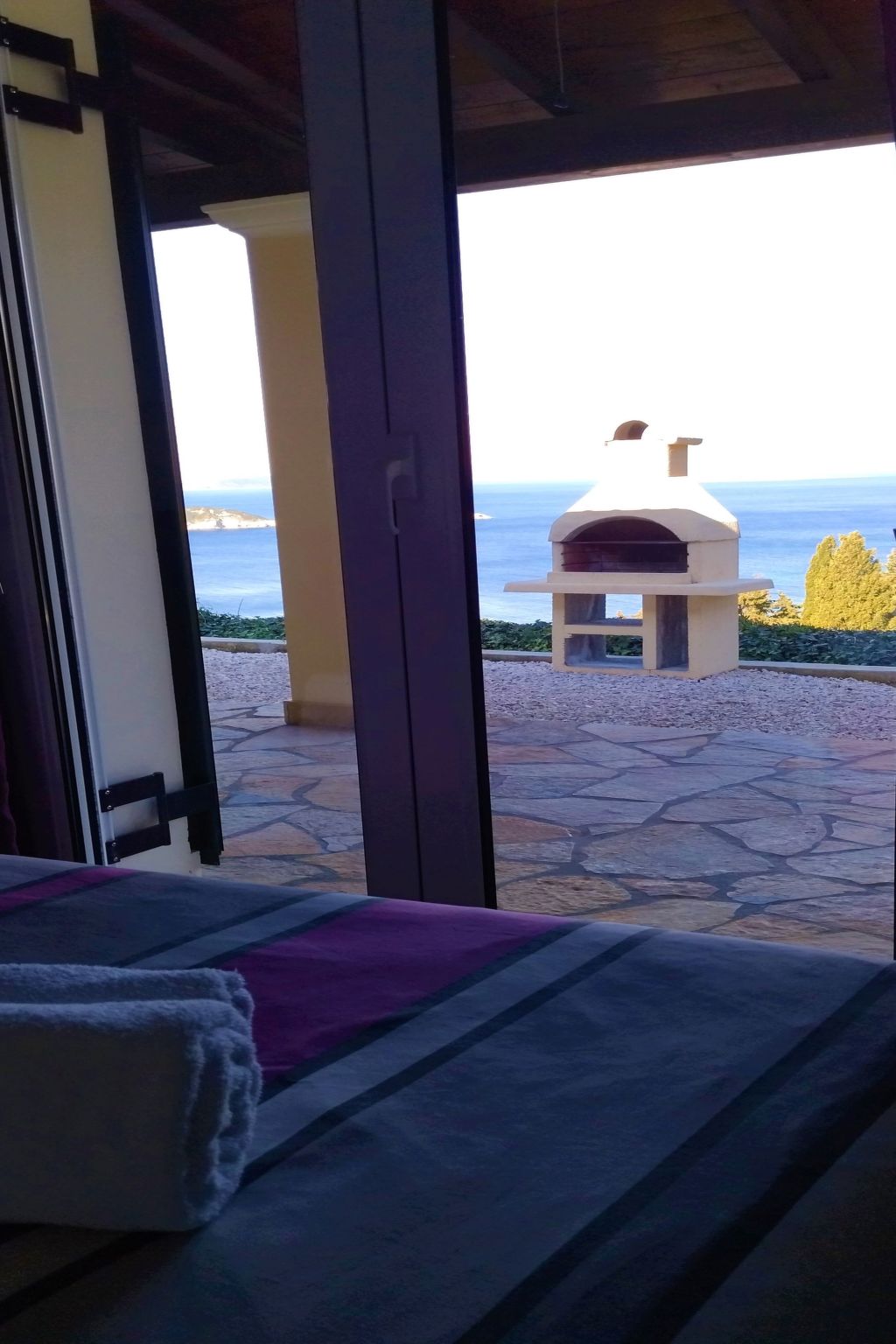 Ferienvilla mit Blick auf das Wasser-Drinnen