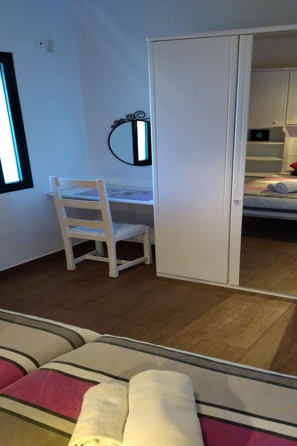 Ferienvilla mit Blick auf das Wasser-Drinnen