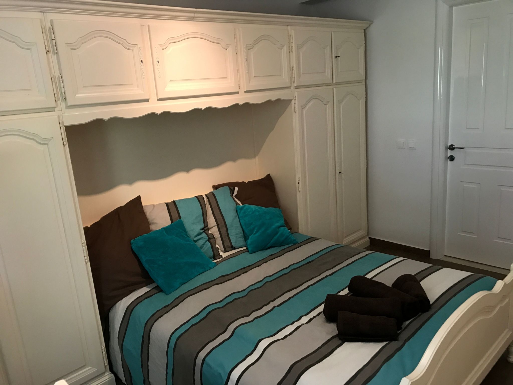 Ferienvilla mit Blick auf das Wasser-Image-tags.info