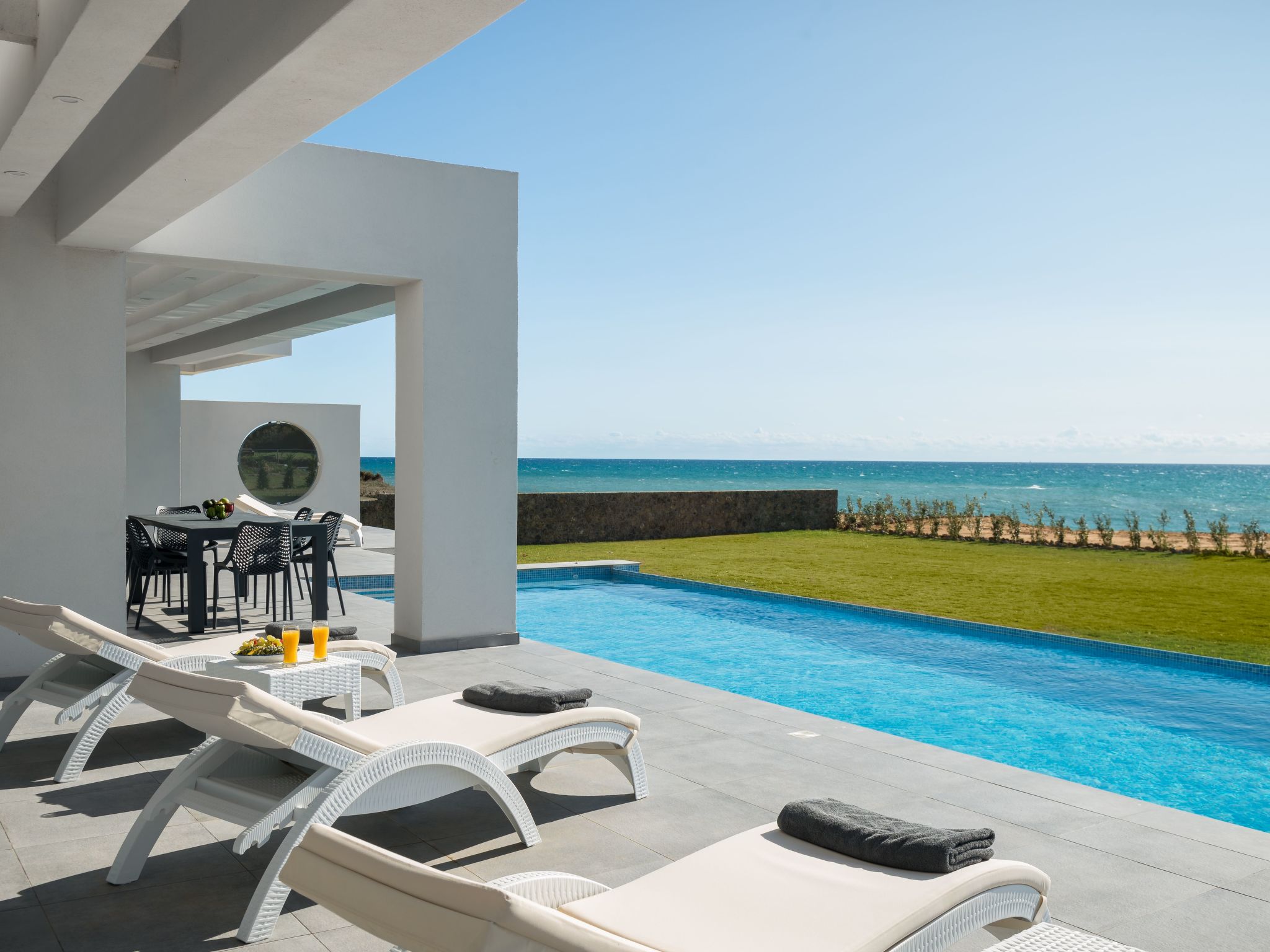 Luxuriöse Villa am Meer mit beheizbarem Pool