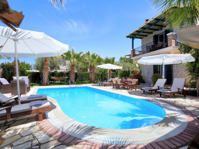Vakantiehuis met privézwembad en bergzicht in Agios Nikitas in Aj. Nikitas