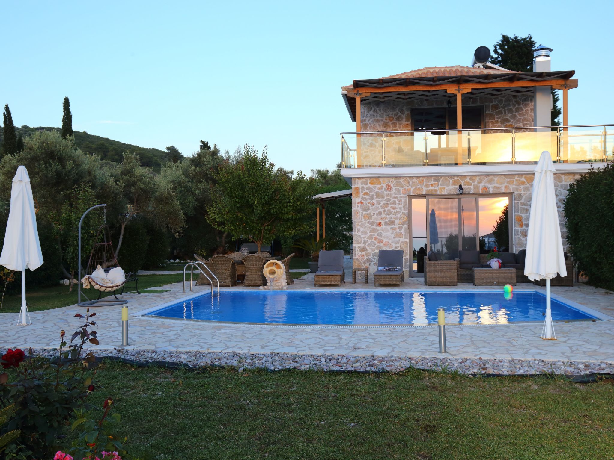 Luxuriöse Steinvilla Emily nahe dem Strand von Mylos-Image-tags.info