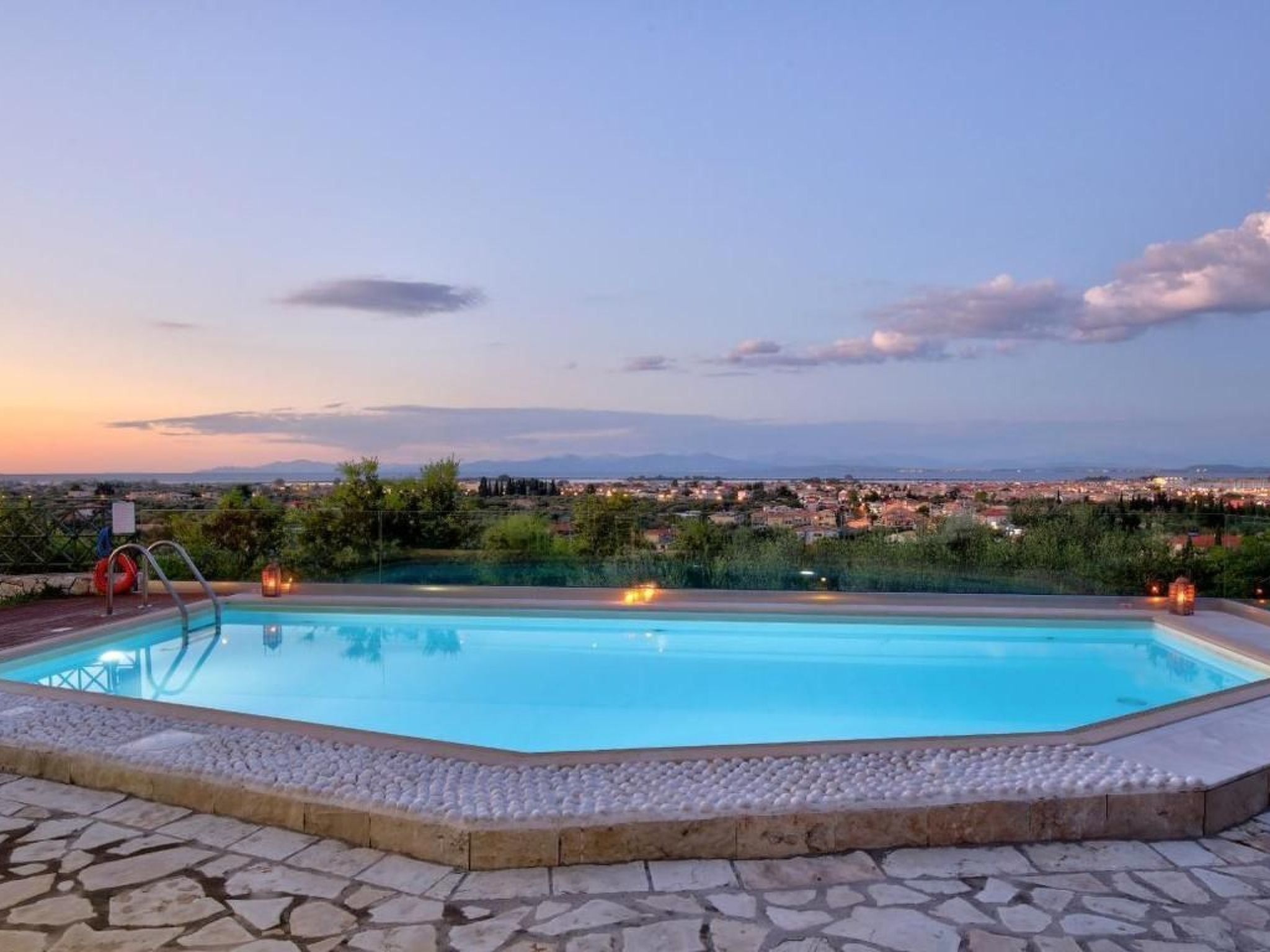 "Alea Resort" mit eigenem Pool-Binnen