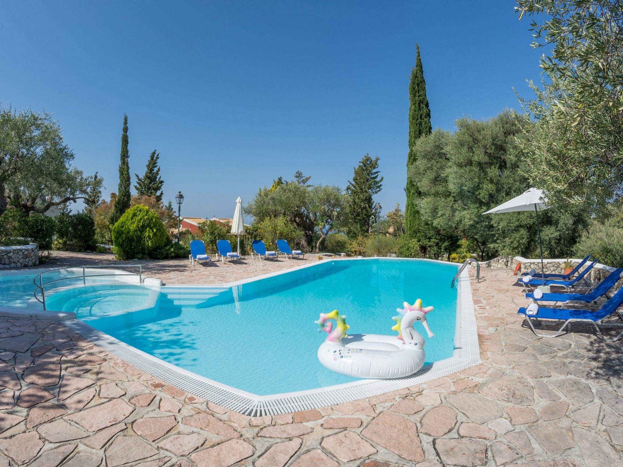 Maximaal 1 huisdier/hond toegestaan. Apartment with shared large pool and kid's poolOutside: A steep drive leads up from the village of Agios Nikitas to the appartments. Situated of different levels,..
