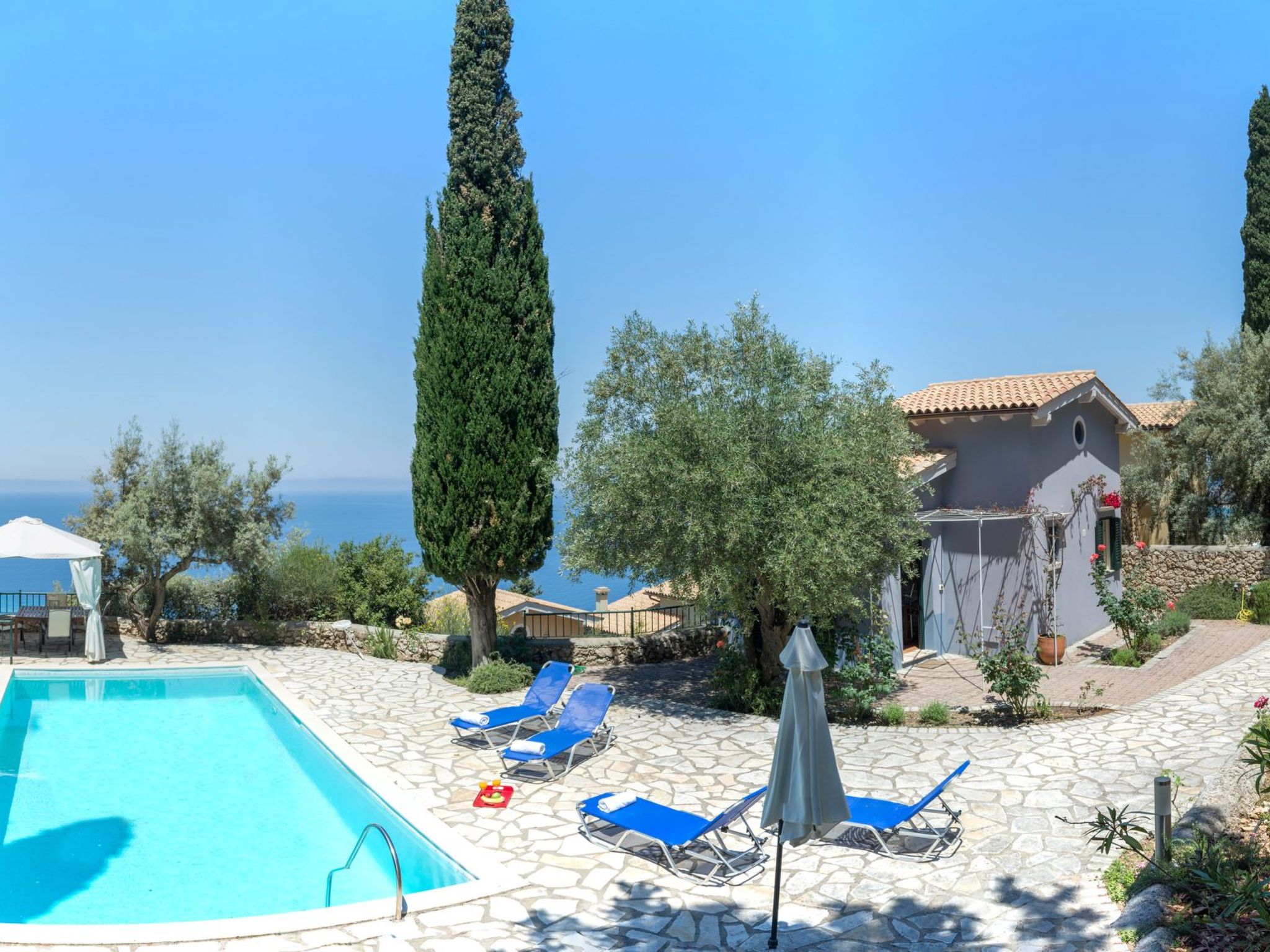 Villa mit Pool und majestätischem Meerblick-Binnen