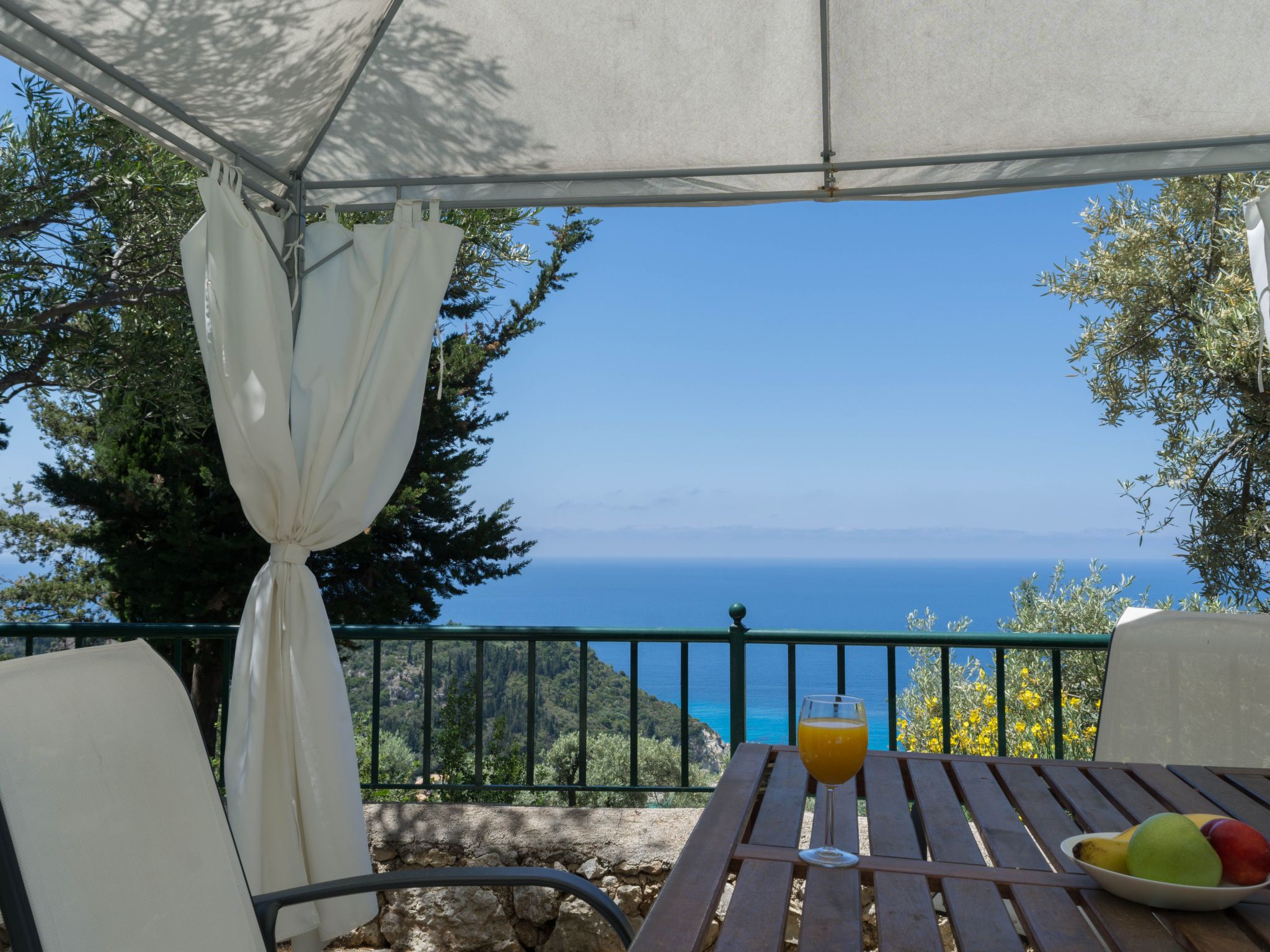 Villa mit Pool und majestätischem Meerblick-Binnen