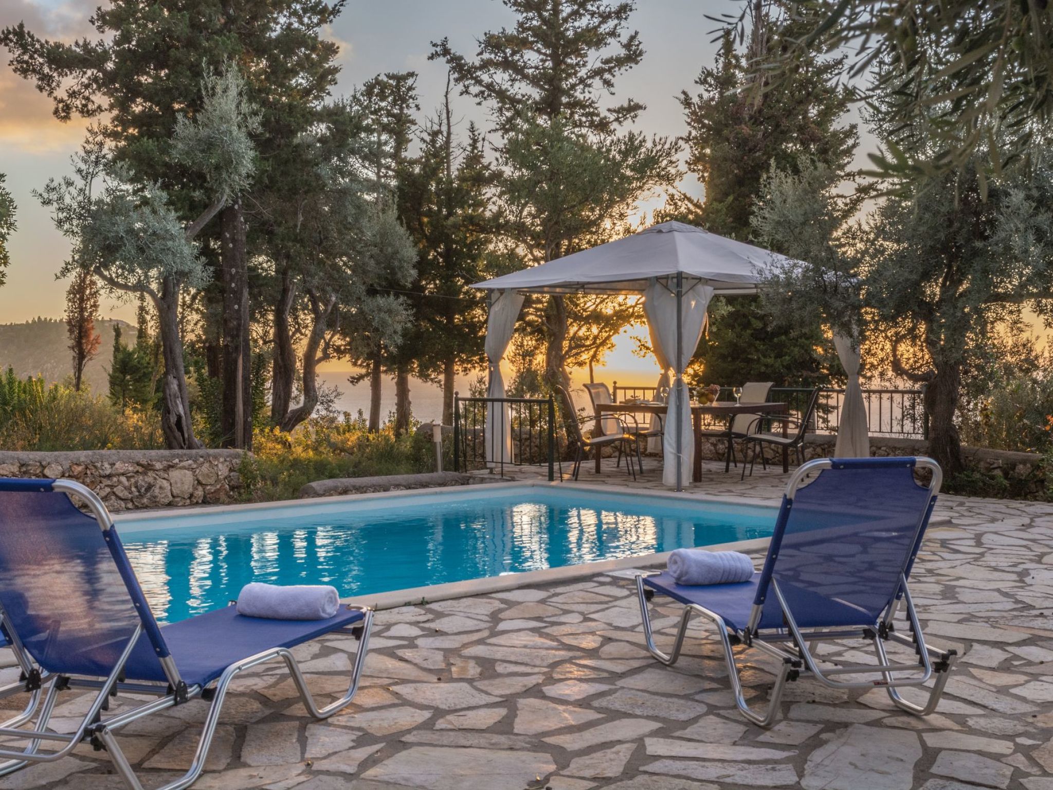 Villa mit Pool und majestätischem Meerblick-Binnen