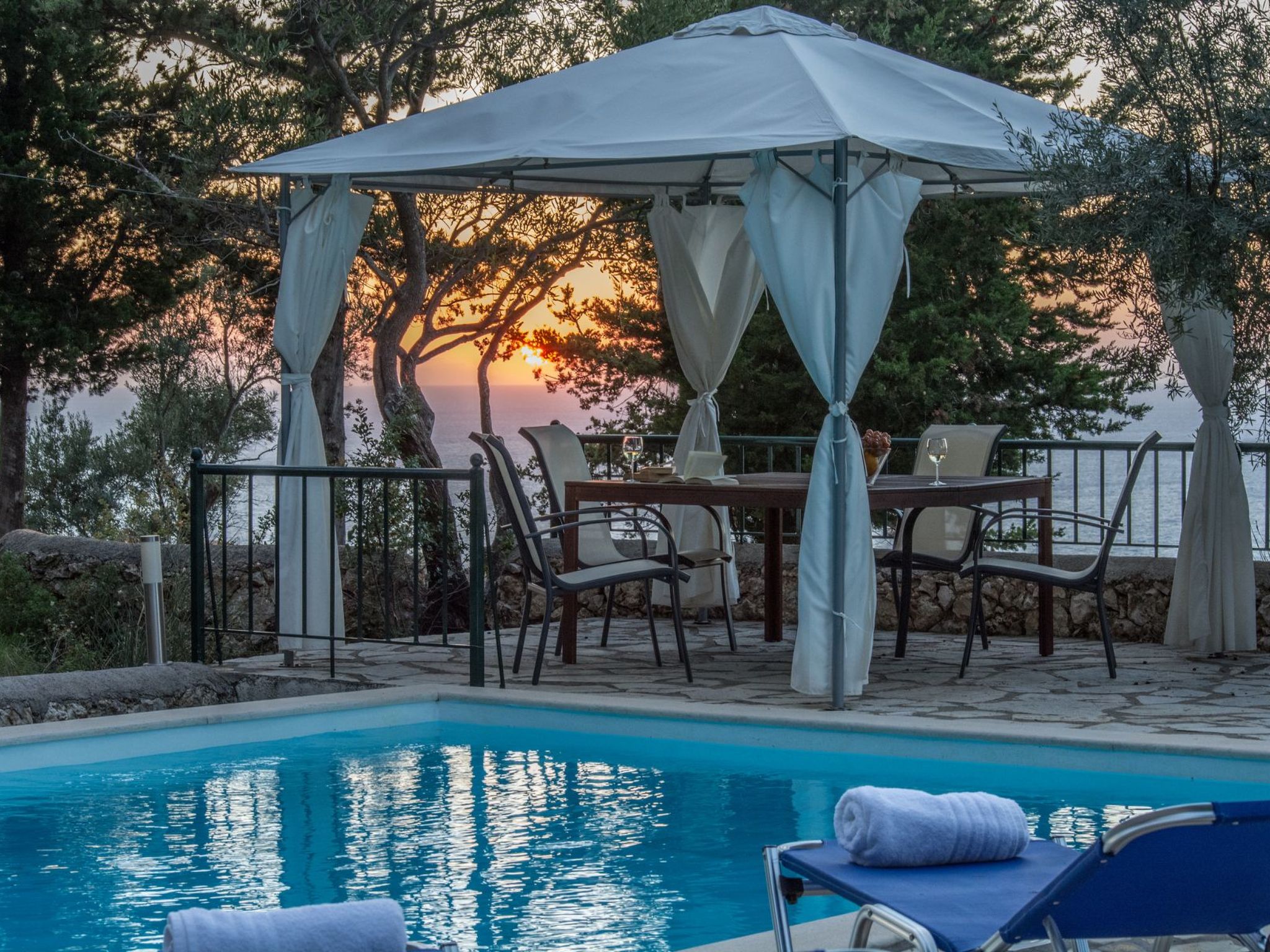 Villa mit Pool und majestätischem Meerblick-Binnen