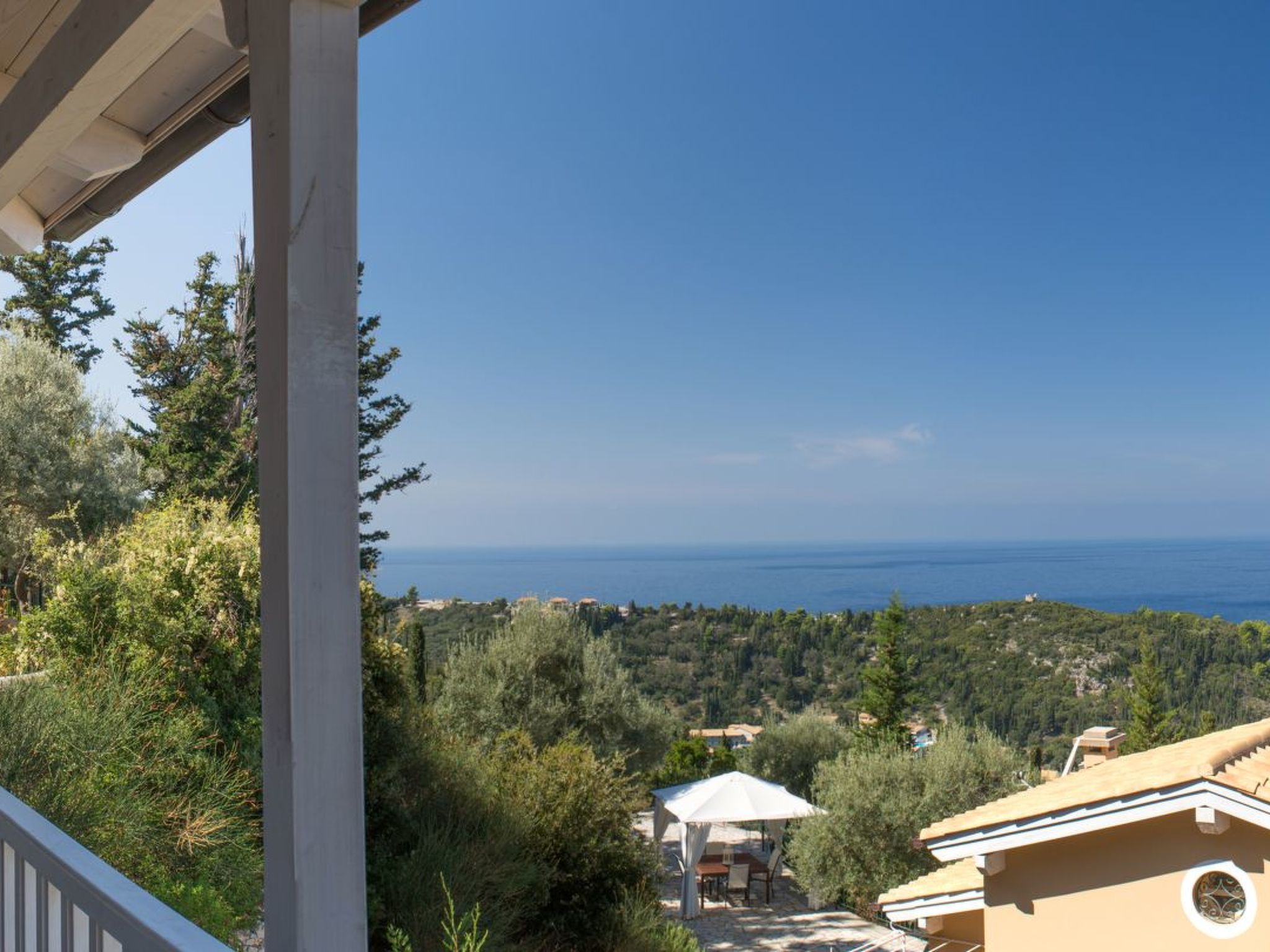 Villa mit Pool und majestätischem Meerblick-Binnen
