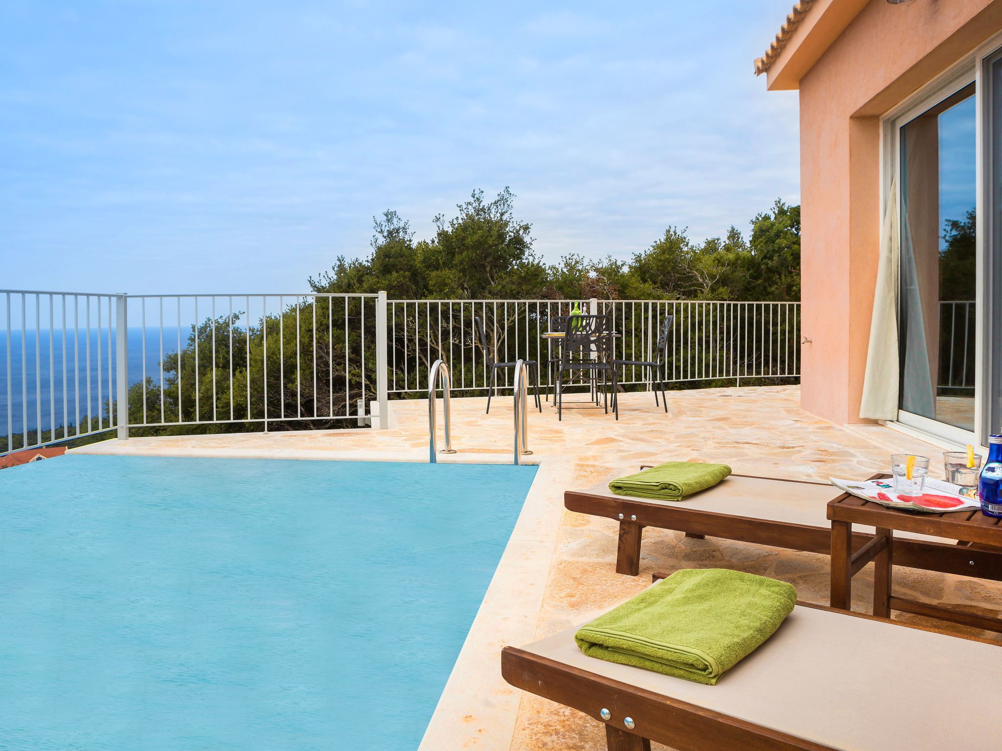 Villa Elos mit fantastischer Aussicht-Buiten