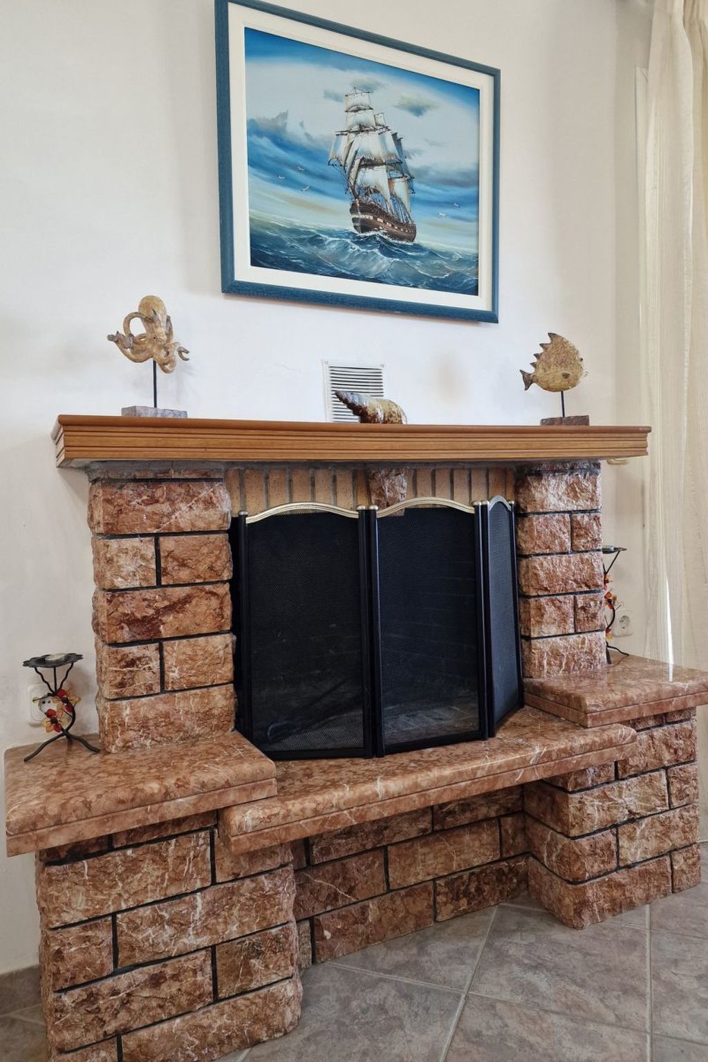 Vollständig umschlossene und großzügig angelegte dreistöckige Ferienvilla mit f-Image-tags.info