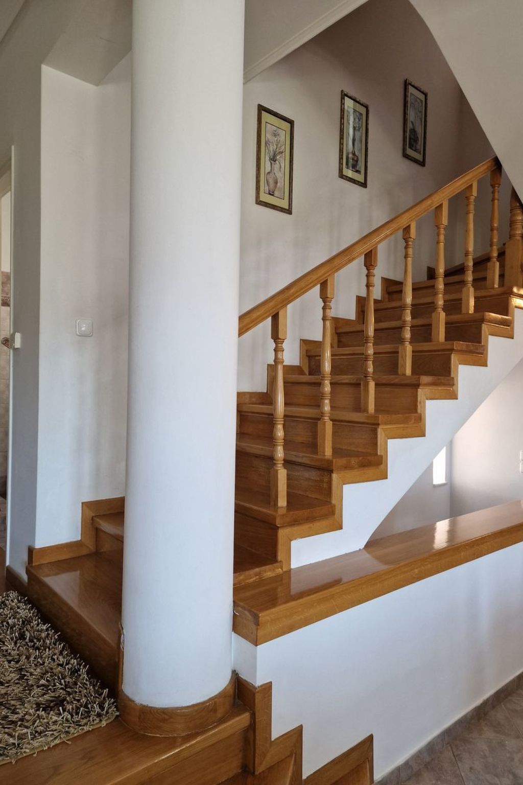 Vollständig umschlossene und großzügig angelegte dreistöckige Ferienvilla mit f-Image-tags.info