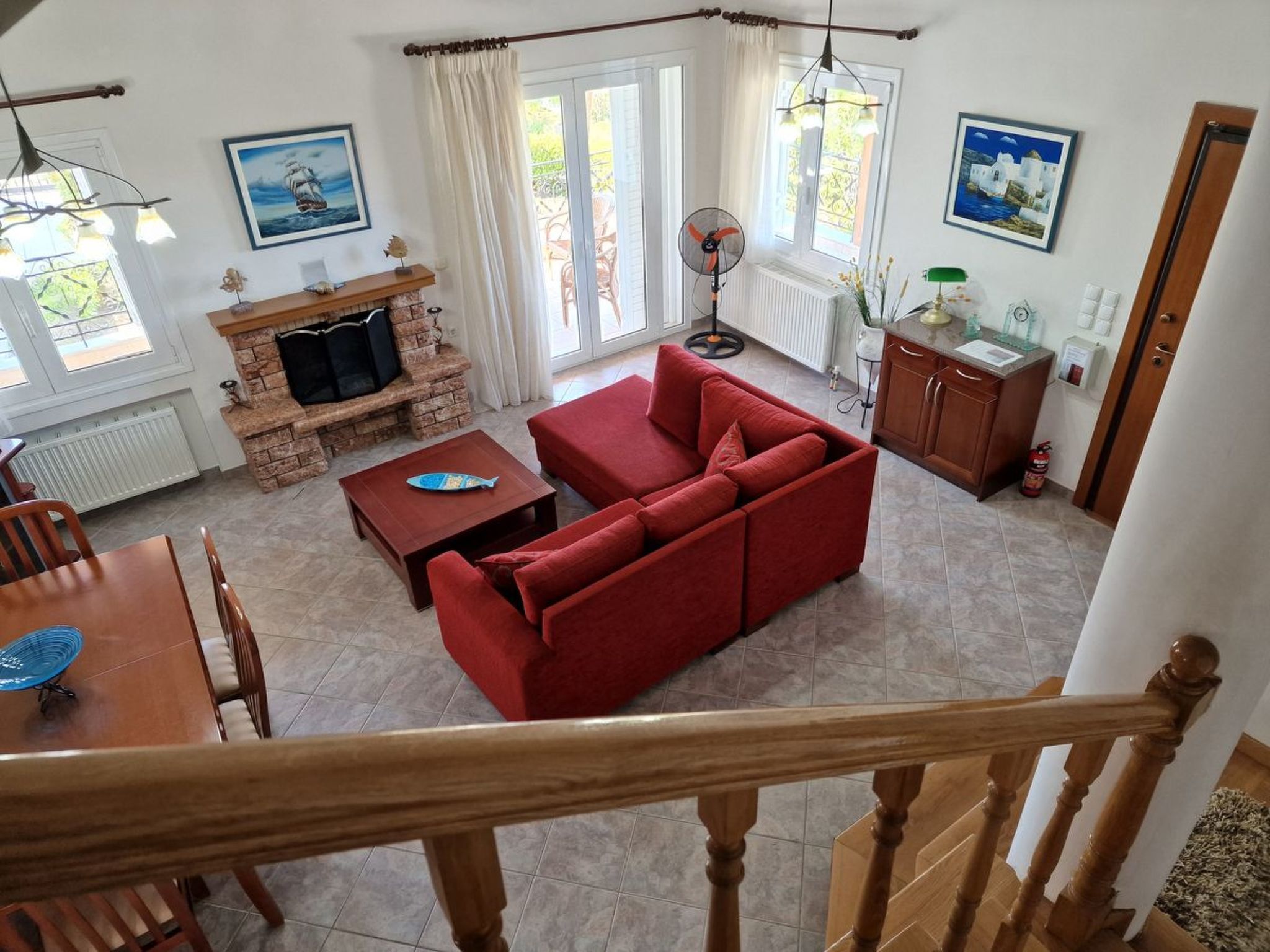 Vollständig umschlossene und großzügig angelegte dreistöckige Ferienvilla mit f-Dedans