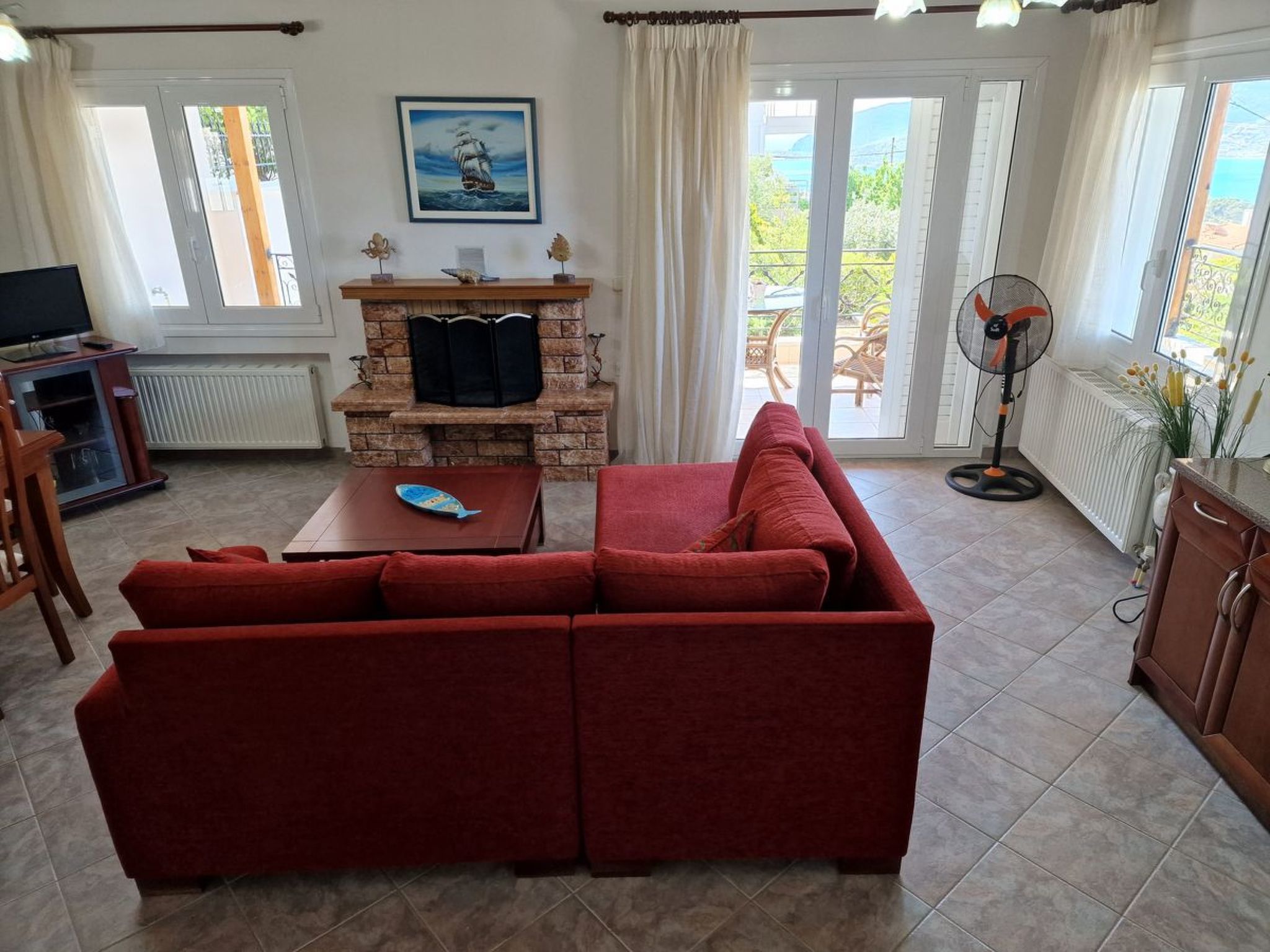 Vollständig umschlossene und großzügig angelegte dreistöckige Ferienvilla mit f-Dedans