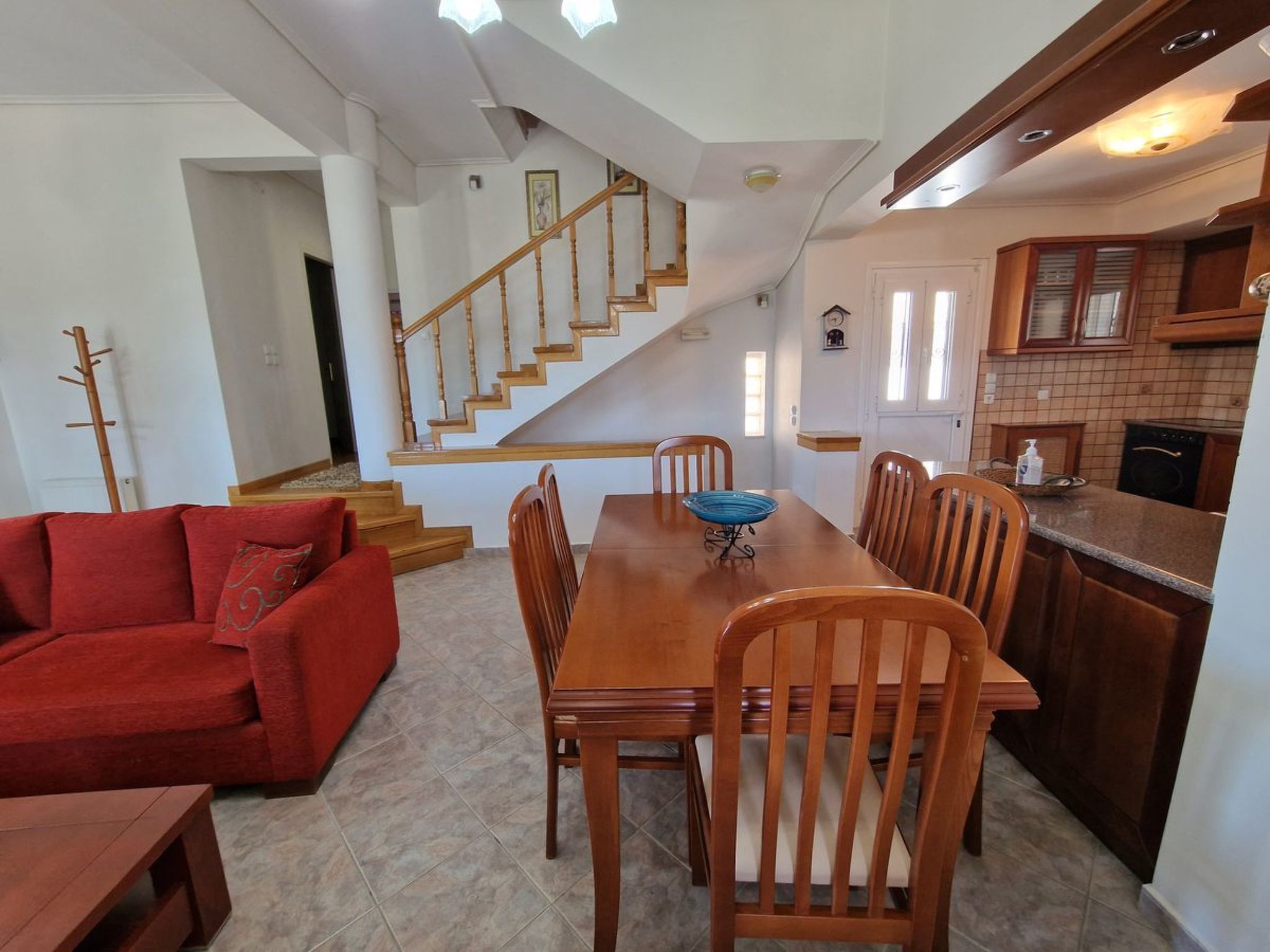 Vollständig umschlossene und großzügig angelegte dreistöckige Ferienvilla mit f-Dedans