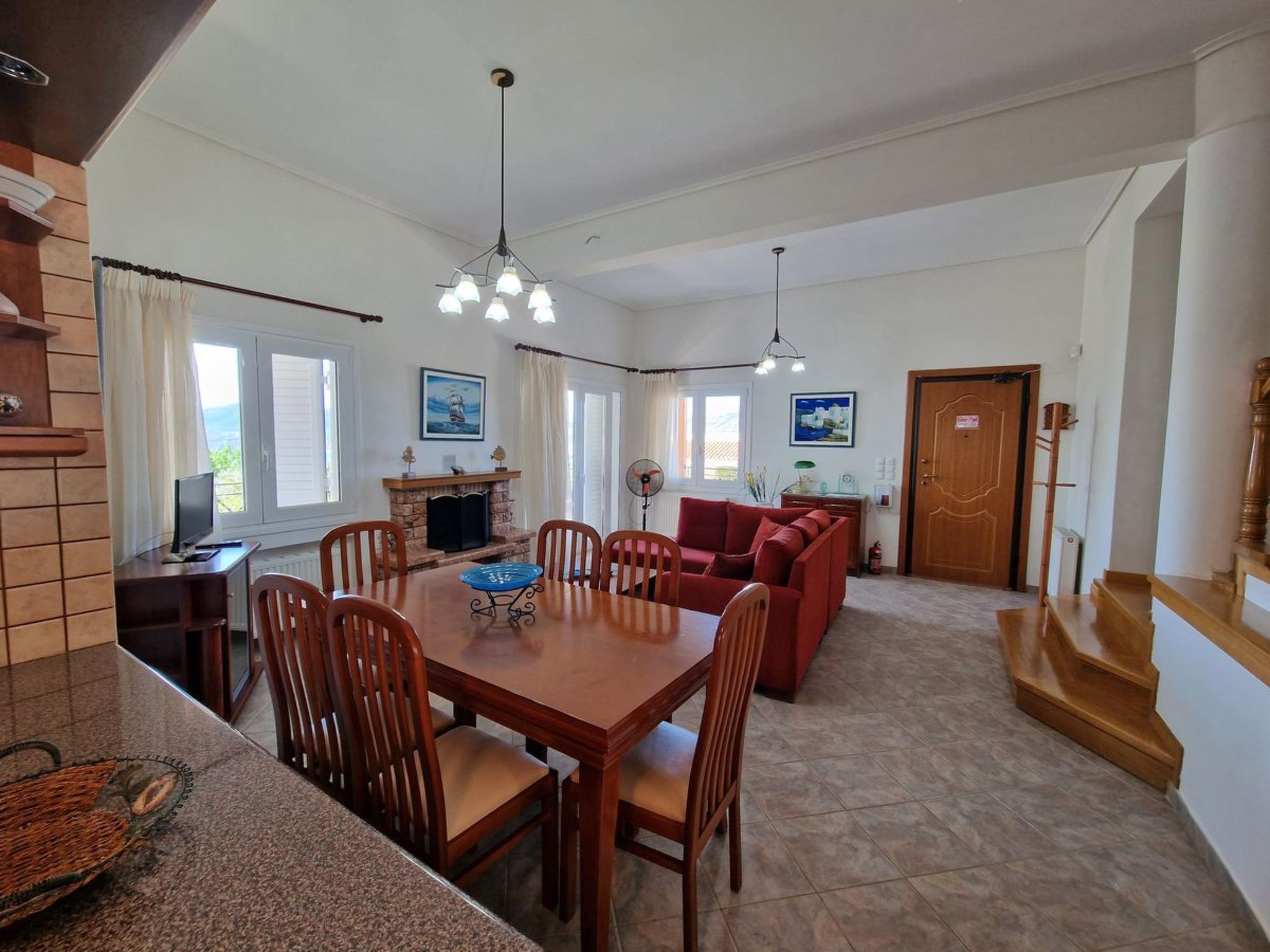 Vollständig umschlossene und großzügig angelegte dreistöckige Ferienvilla mit f-Image-tags.info