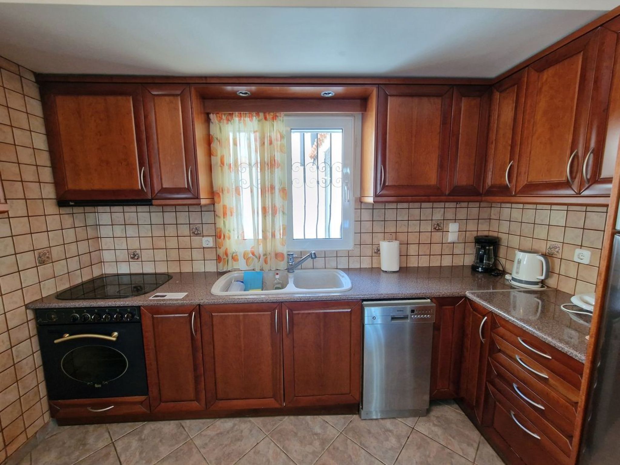 Vollständig umschlossene und großzügig angelegte dreistöckige Ferienvilla mit f-Image-tags.info