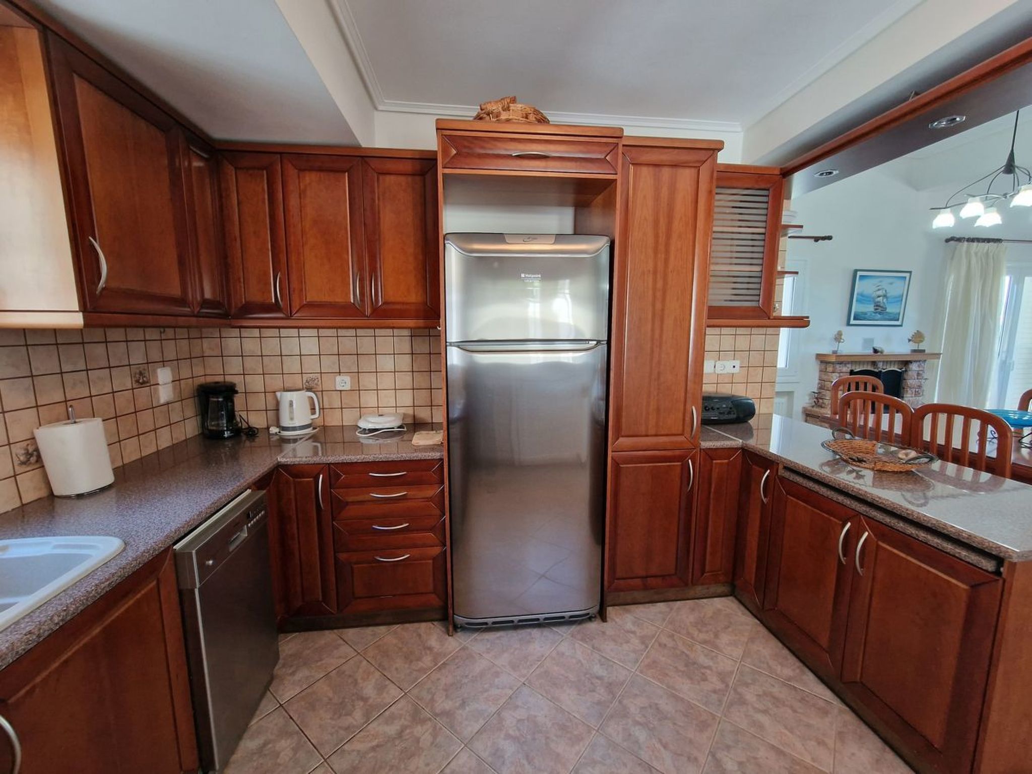 Vollständig umschlossene und großzügig angelegte dreistöckige Ferienvilla mit f-Image-tags.info