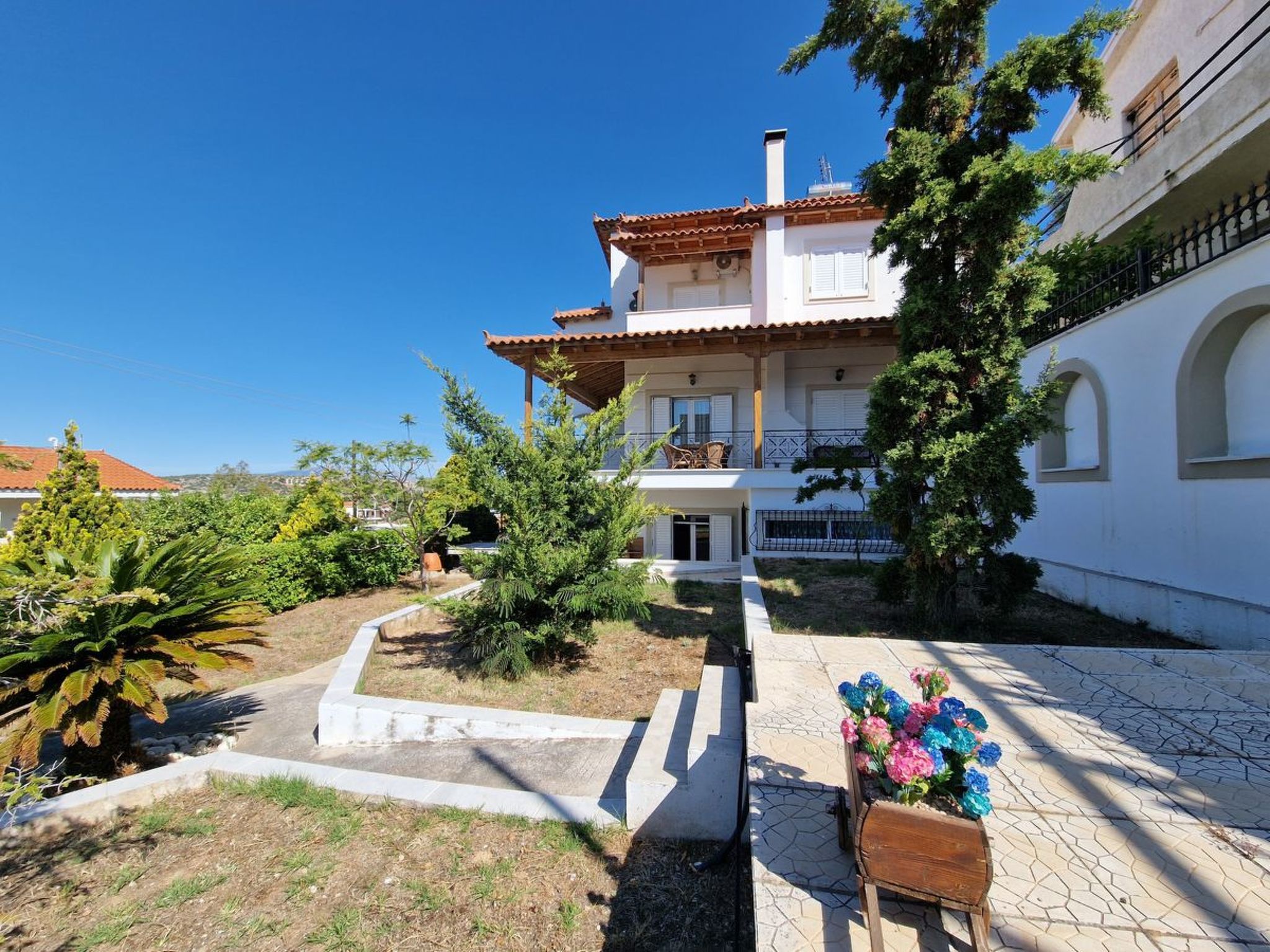 Vollständig umschlossene und großzügig angelegte dreistöckige Ferienvilla mit f-Dehors