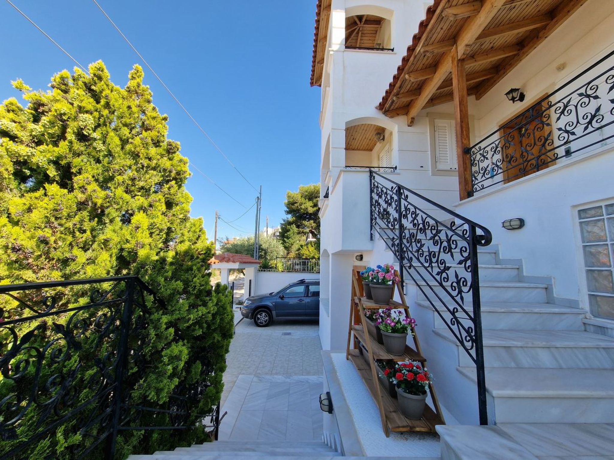 Vollständig umschlossene und großzügig angelegte dreistöckige Ferienvilla mit f-Dehors