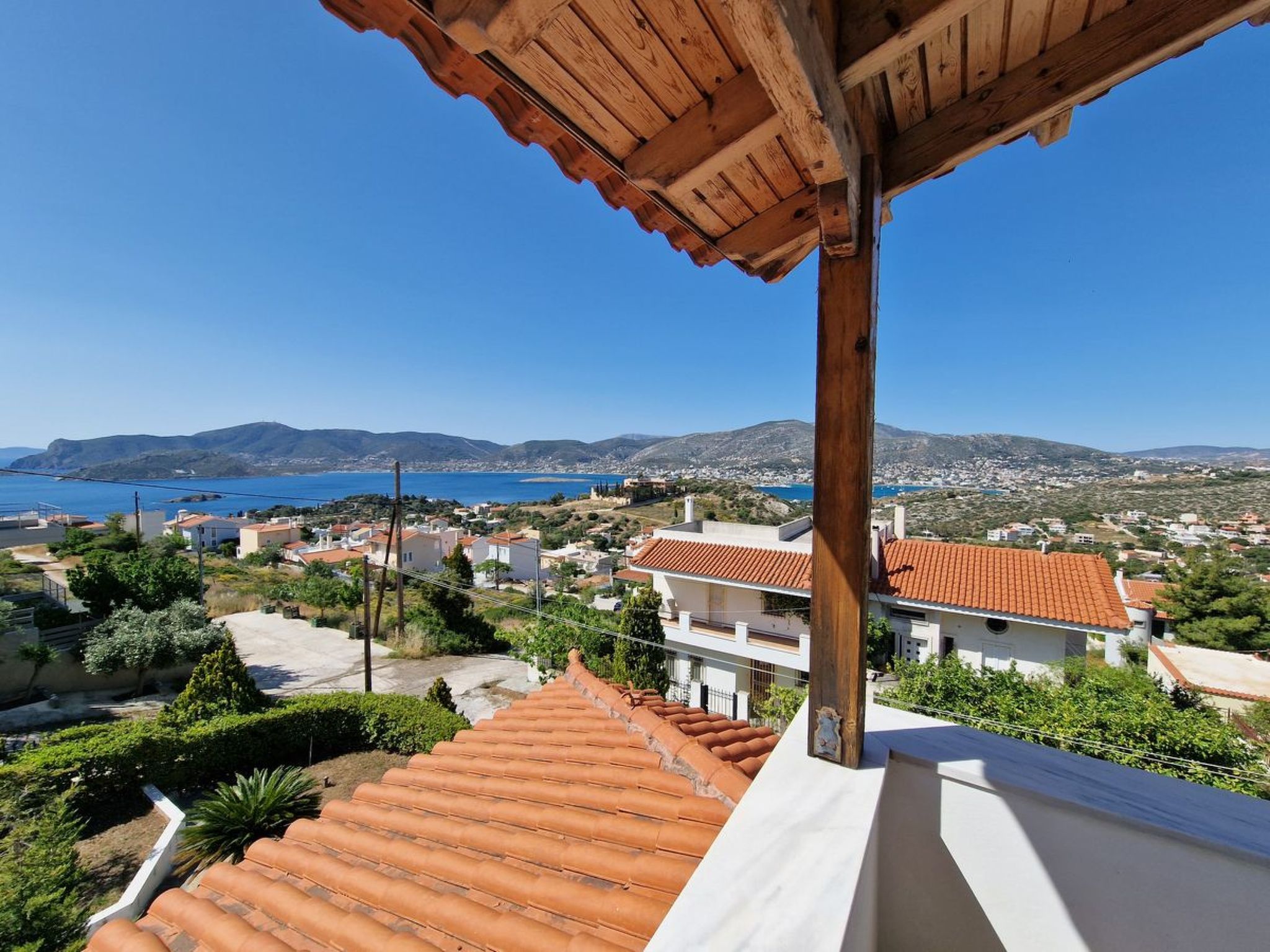 Vollständig umschlossene und großzügig angelegte dreistöckige Ferienvilla mit f-Dehors