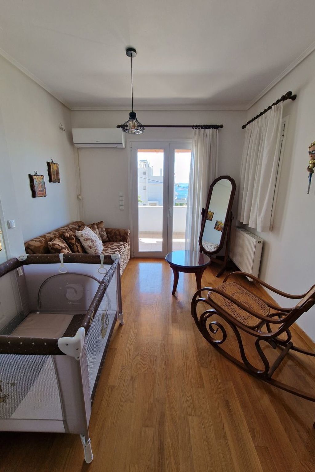 Vollständig umschlossene und großzügig angelegte dreistöckige Ferienvilla mit f-Image-tags.info