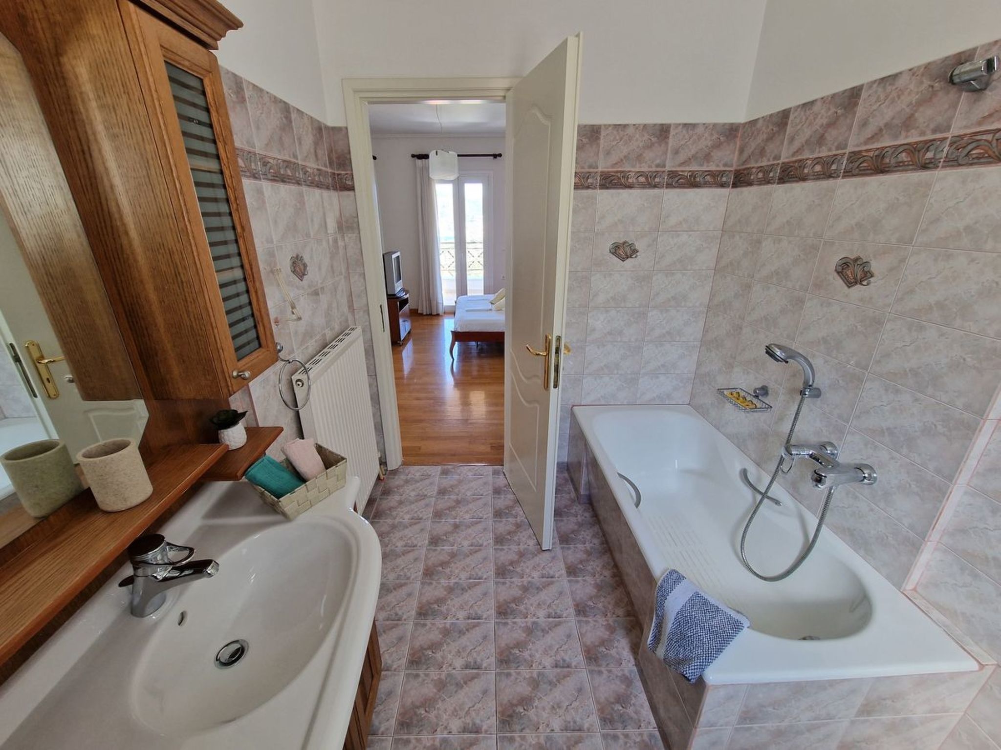 Vollständig umschlossene und großzügig angelegte dreistöckige Ferienvilla mit f-Dedans