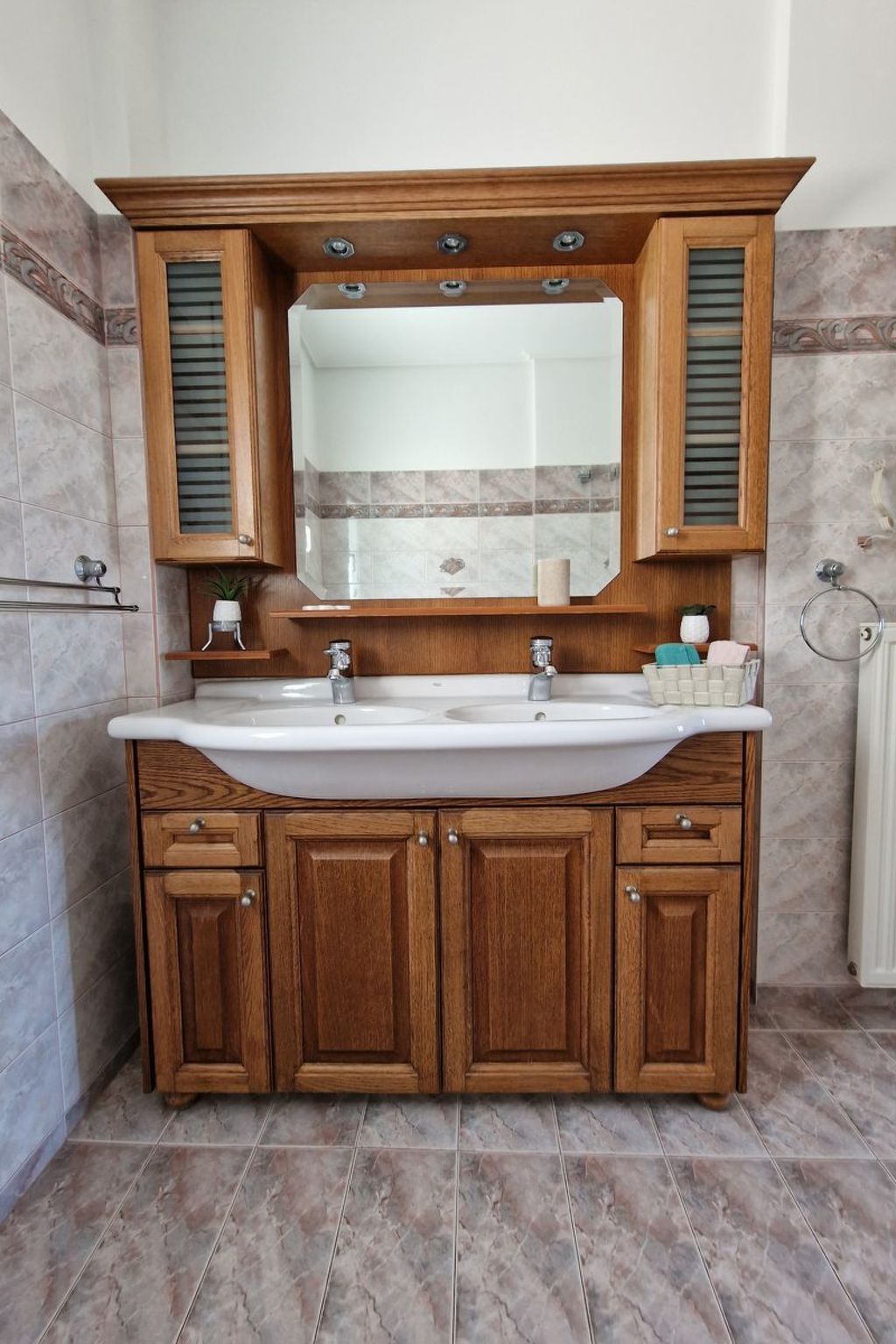 Vollständig umschlossene und großzügig angelegte dreistöckige Ferienvilla mit f-Dedans