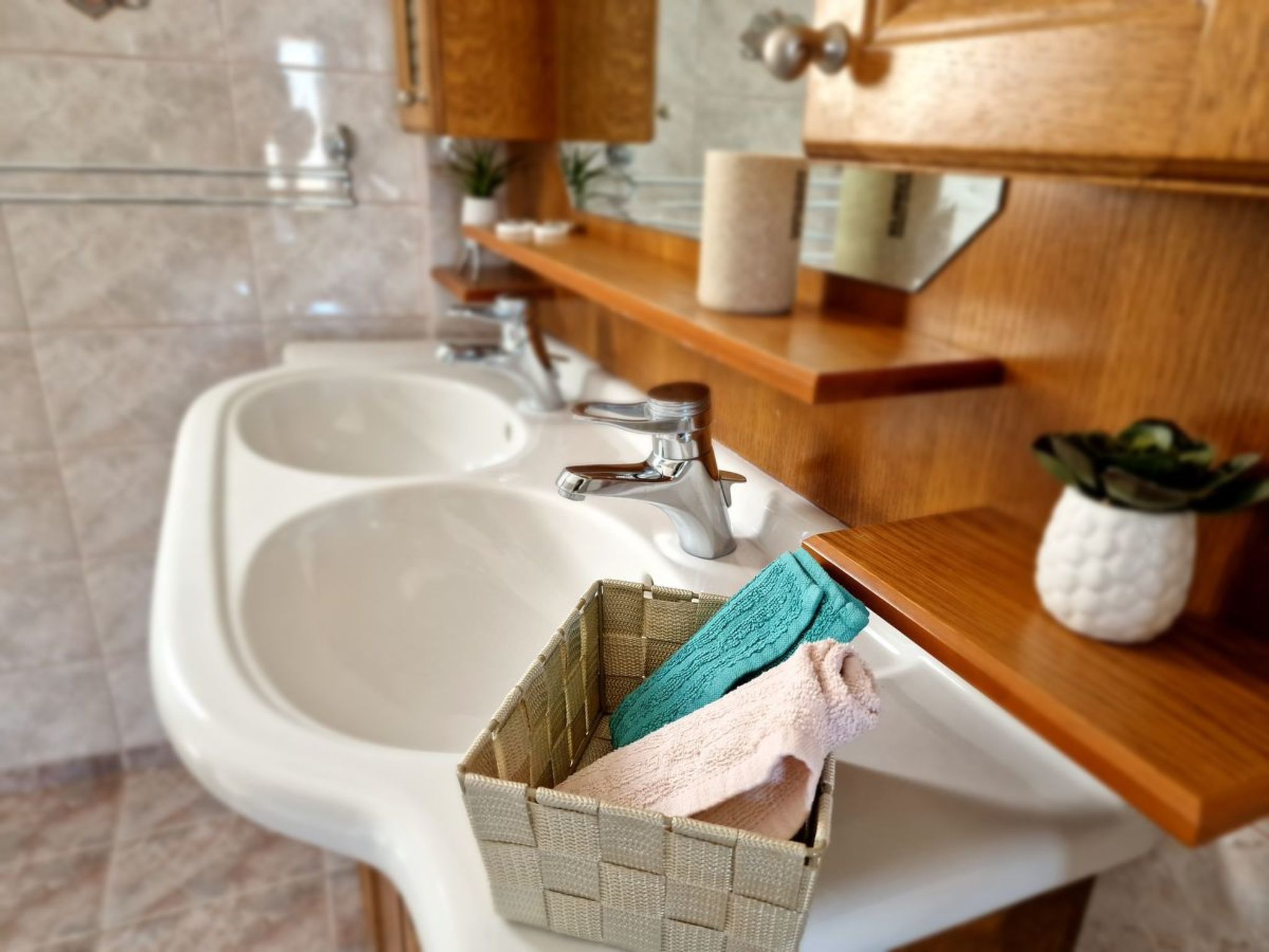 Vollständig umschlossene und großzügig angelegte dreistöckige Ferienvilla mit f