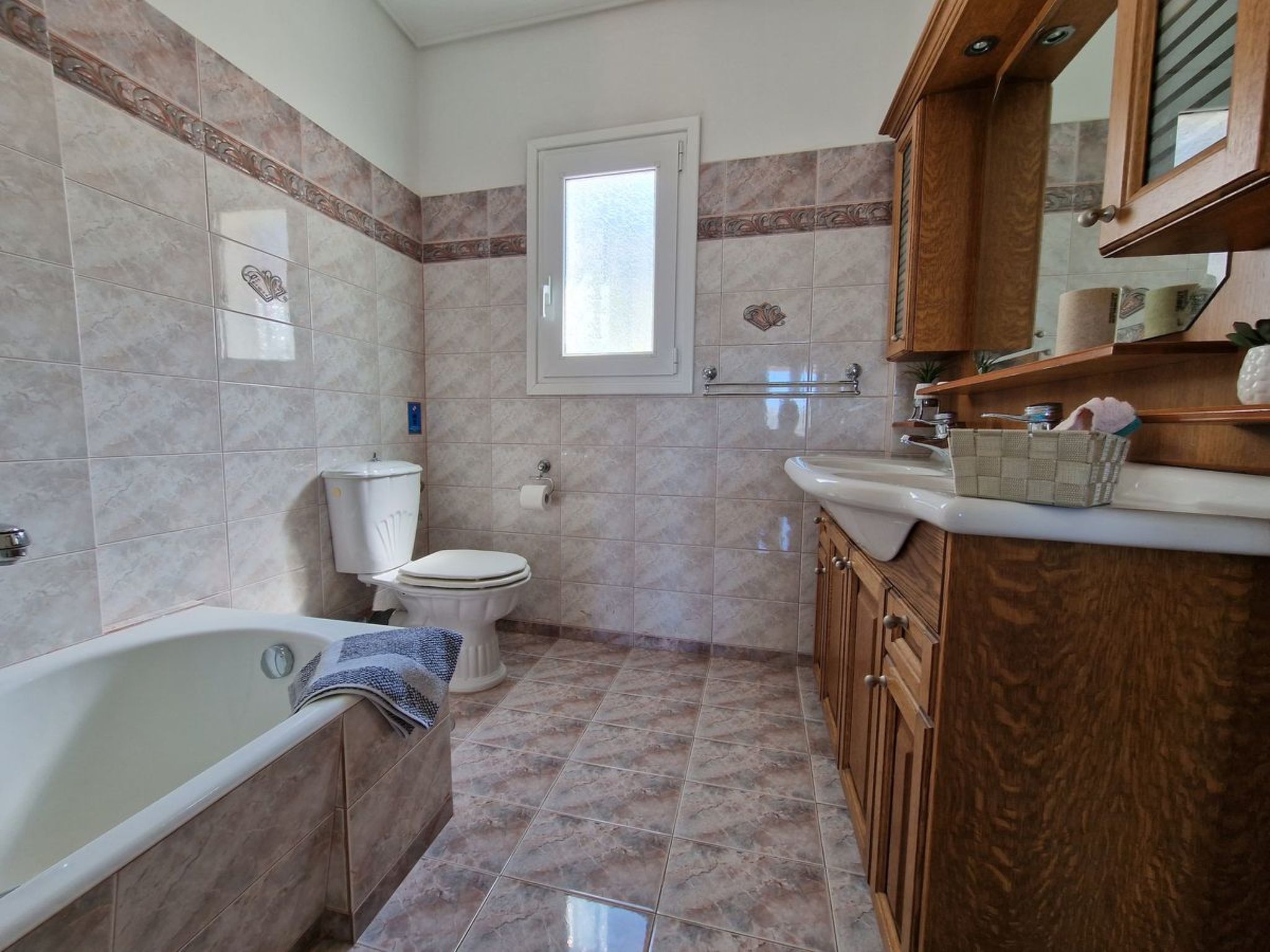 Vollständig umschlossene und großzügig angelegte dreistöckige Ferienvilla mit f