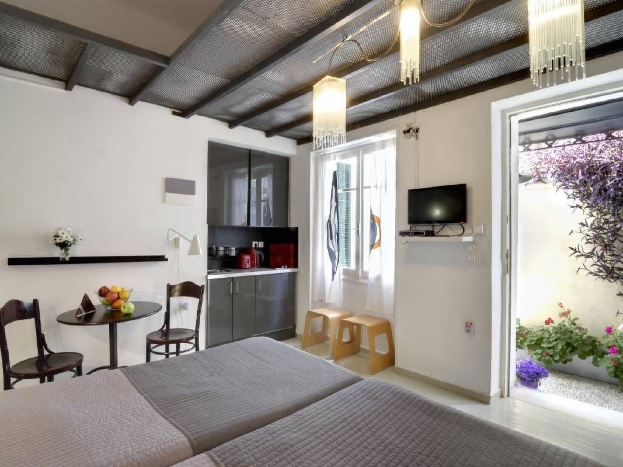 Studio "Purple Heart" mit Terrasse