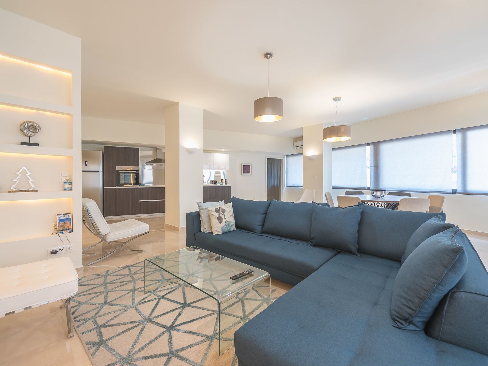 Ontdek deze gezellige flat voor vier personen, perfect gelegen in Athene. Deze ruimte is ontworpen met jouw comfort en gemoedsrust in gedachten en heeft twee slaapkamers en twee badkamers met douche e..